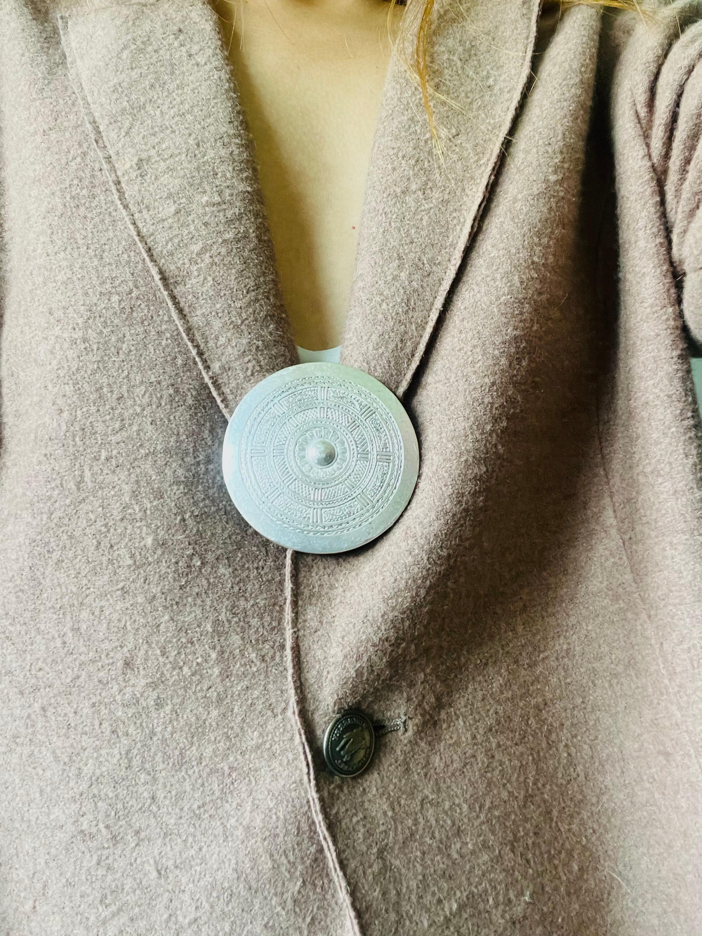 CHRISTIAN DIOR by John Galliano 1999 Aztec Exotic Double Badge Halskette Brosche im Angebot 7