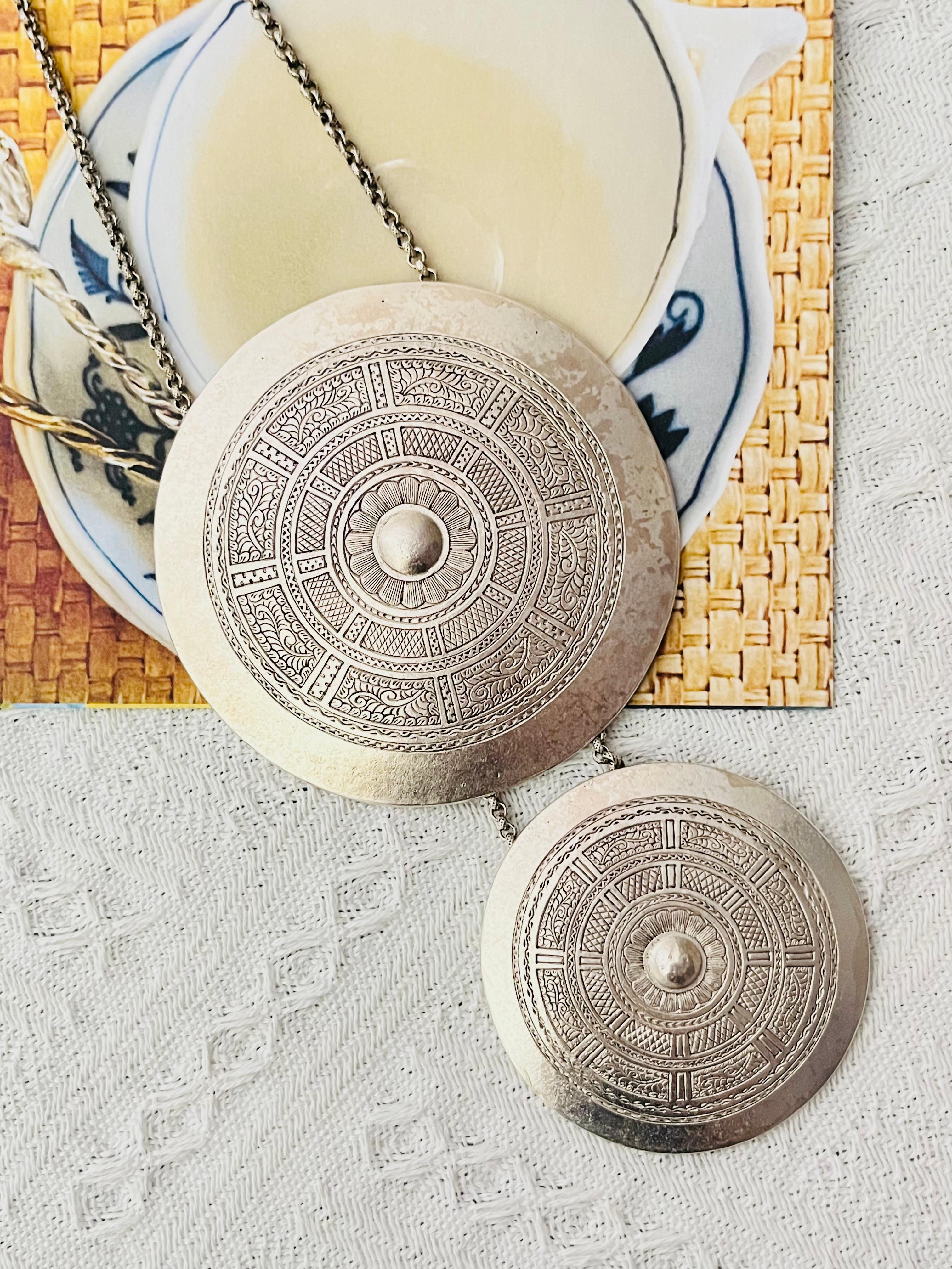 CHRISTIAN DIOR by John Galliano 1999 Vintage Textured Aztec Exotic Double Round Circle Badge Detachable Chunky Modenist Necklace Brooch, Silver plated

Sehr guter Zustand. Leichter Farbverlust. Vielseitige Halskette und Brosche. Hochwertige