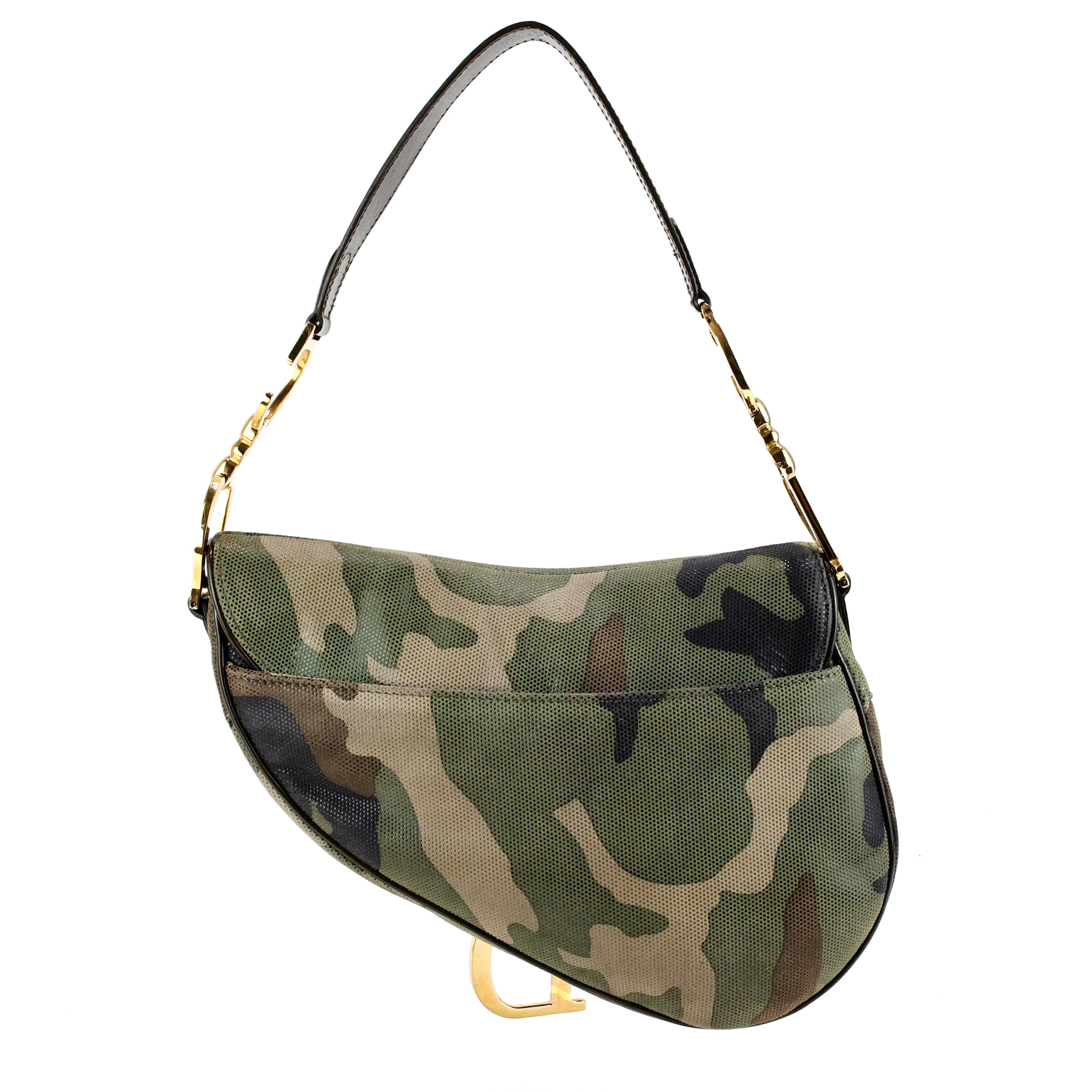 Rare sacoche Christian Dior by John Galliano 2000s Camouflage Saddle, en cuir laminé, avec des détails en or et des paillettes vertes. 

Condit :
Vraiment bien.

Emballage/accessoires :
Sac à poussière.

Mesures :
25cm x 15cm x 6cm
