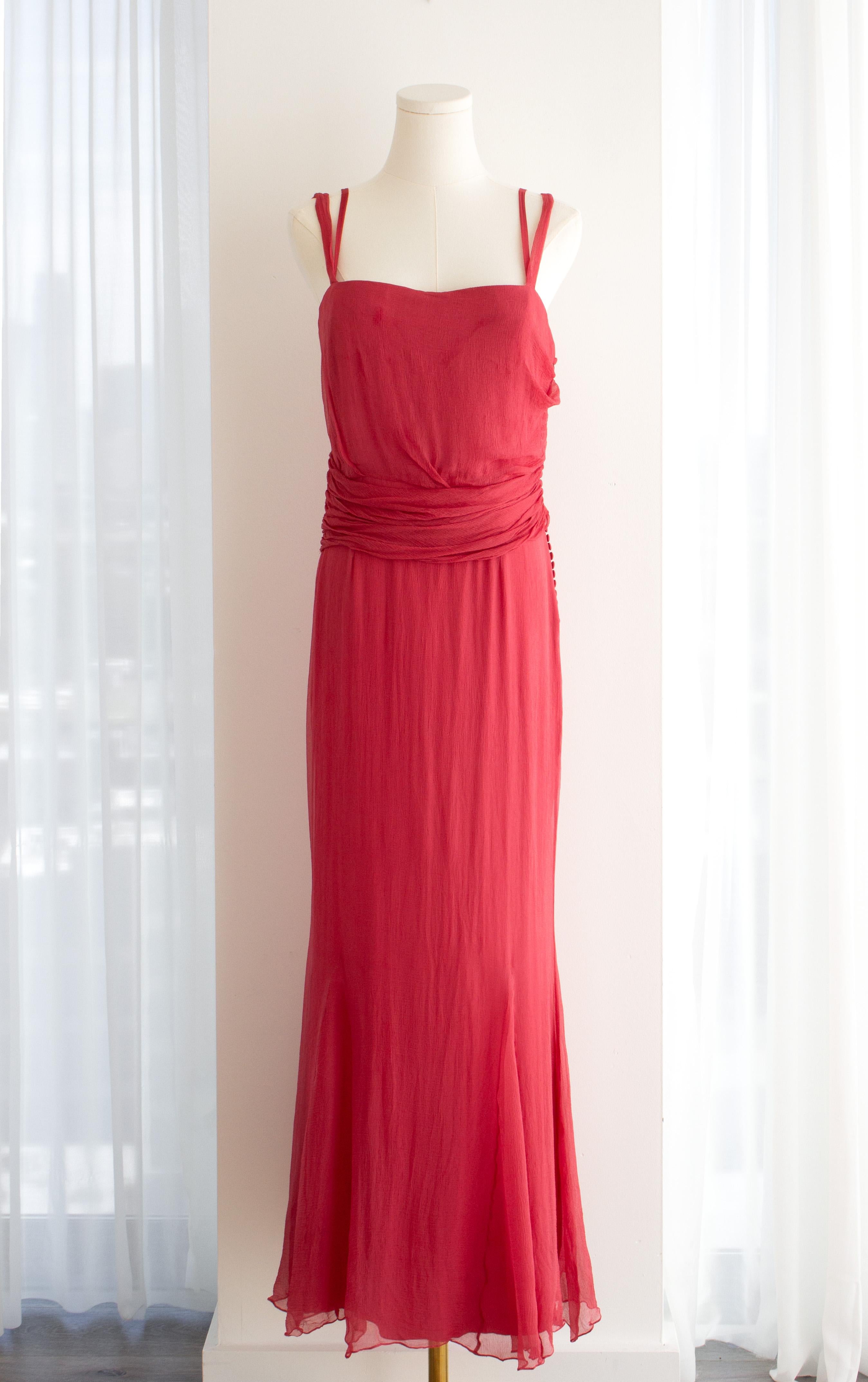 Cette robe du soir Christian Dior signée John Galliano, datant du milieu des années 2000, est réalisée en mousseline de soie d'un rose pastèque éclatant. La main de Galliano est évidente dans le drapé sensuel et les détails romantiques - le corsage