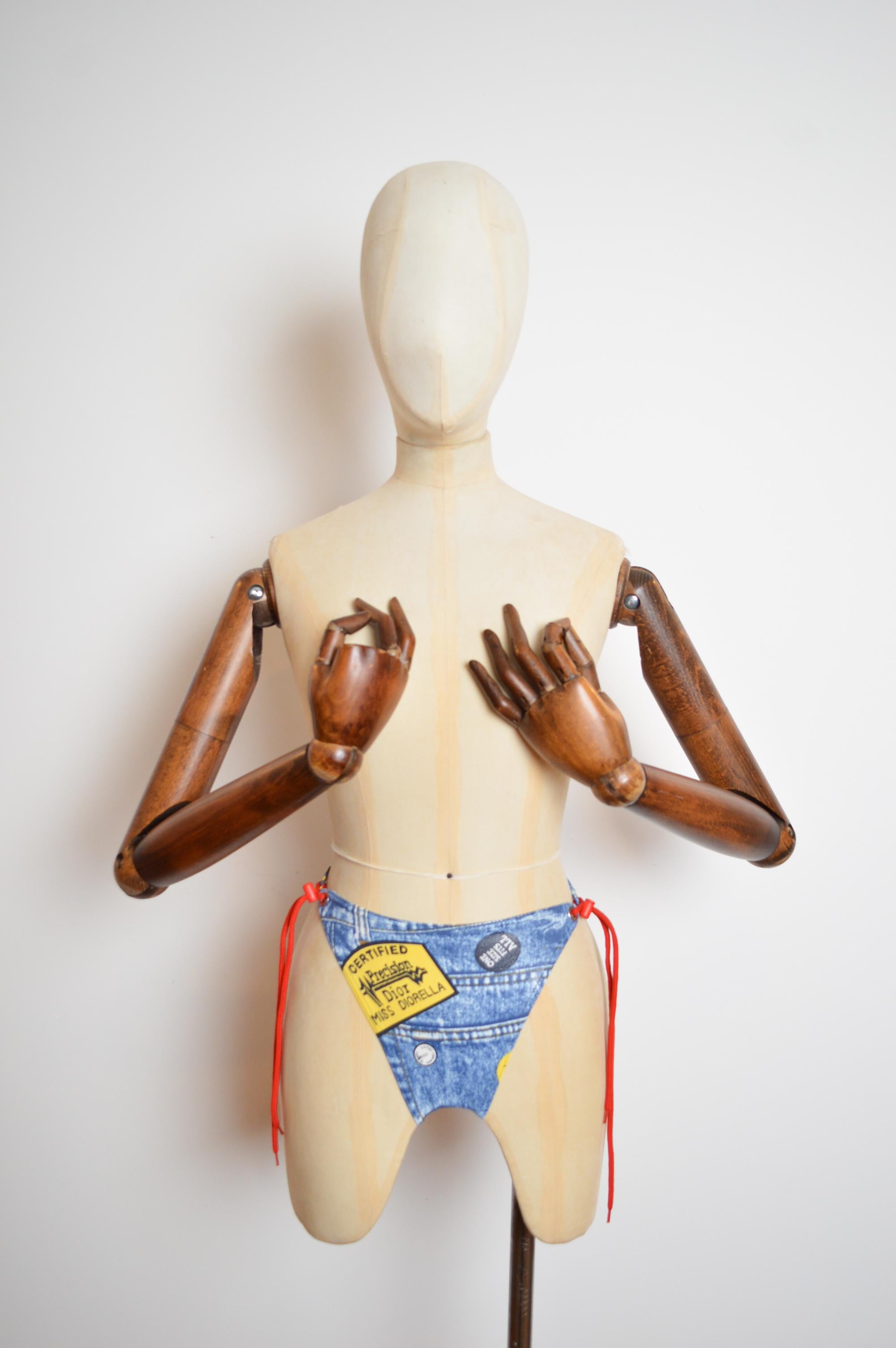 Christian Dior by John Galliano 2001 Denim-Bodyhose mit hoher Taille und Denim-Druck 
Hergestellt in Frankreich 
Größe; Label - 38 / ONE SIZE (voll einstellbar, passt K.K. 6-12) 
Taille; voll einstellbar 
Zustand; 8/10 Ausgezeichnet, jedoch gibt es