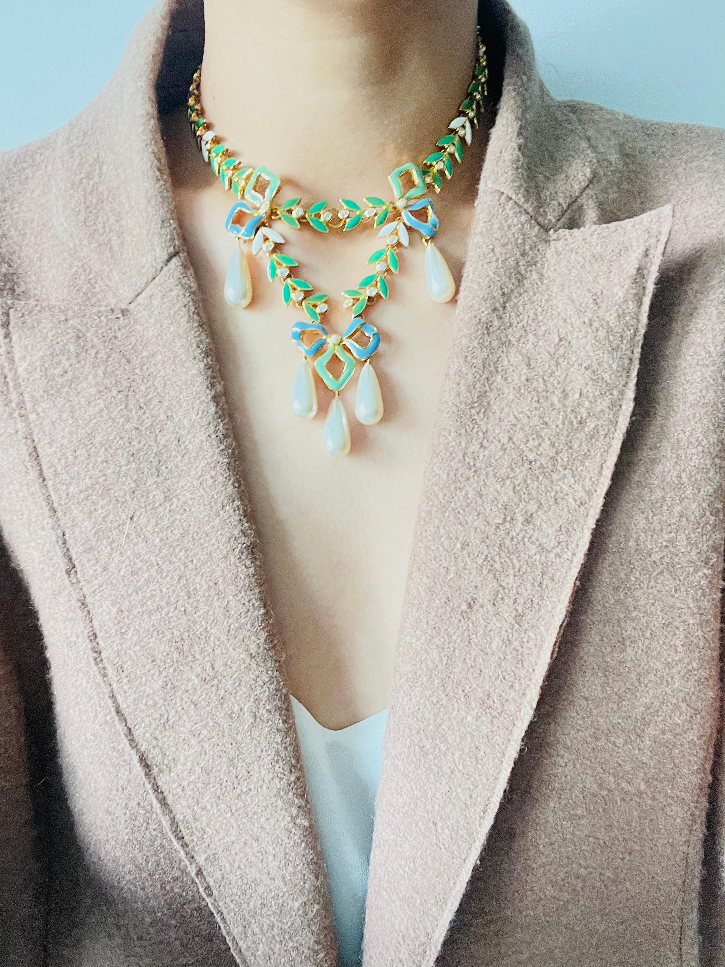 CHRISTIAN DIOR by John Galliano for Christian Dior 2001 Collana con nodo a nastro verde e ghirlande di perle in vendita 1