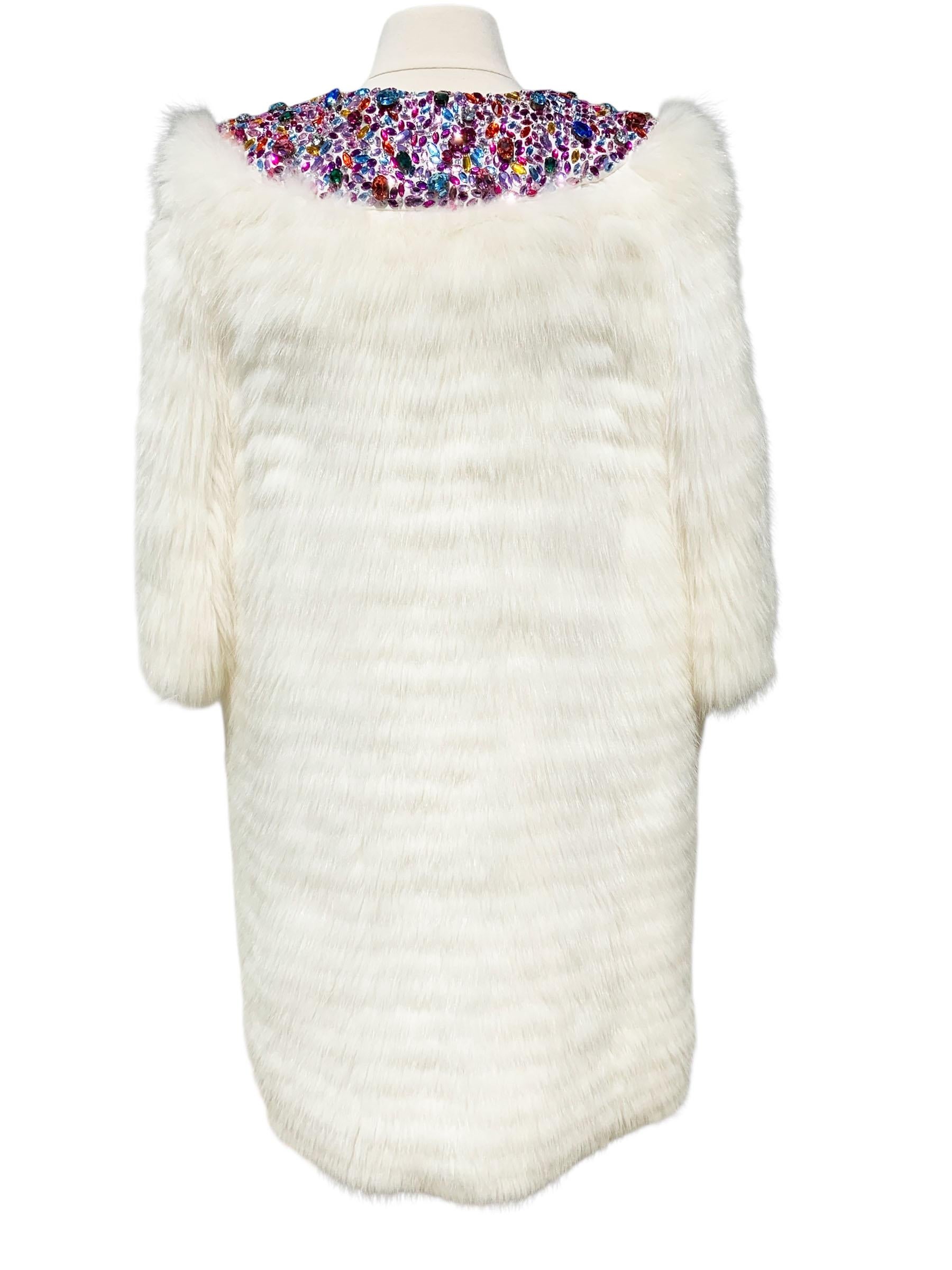 Un eccezionale cappotto vintage di Christian Dior Paris realizzato in lussuosa pelliccia di volpe bianca, completamente foderato in seta. Questo pezzo glamour si distingue per lo scenografico colletto Jewell, fittamente ricamato a mano con pietre