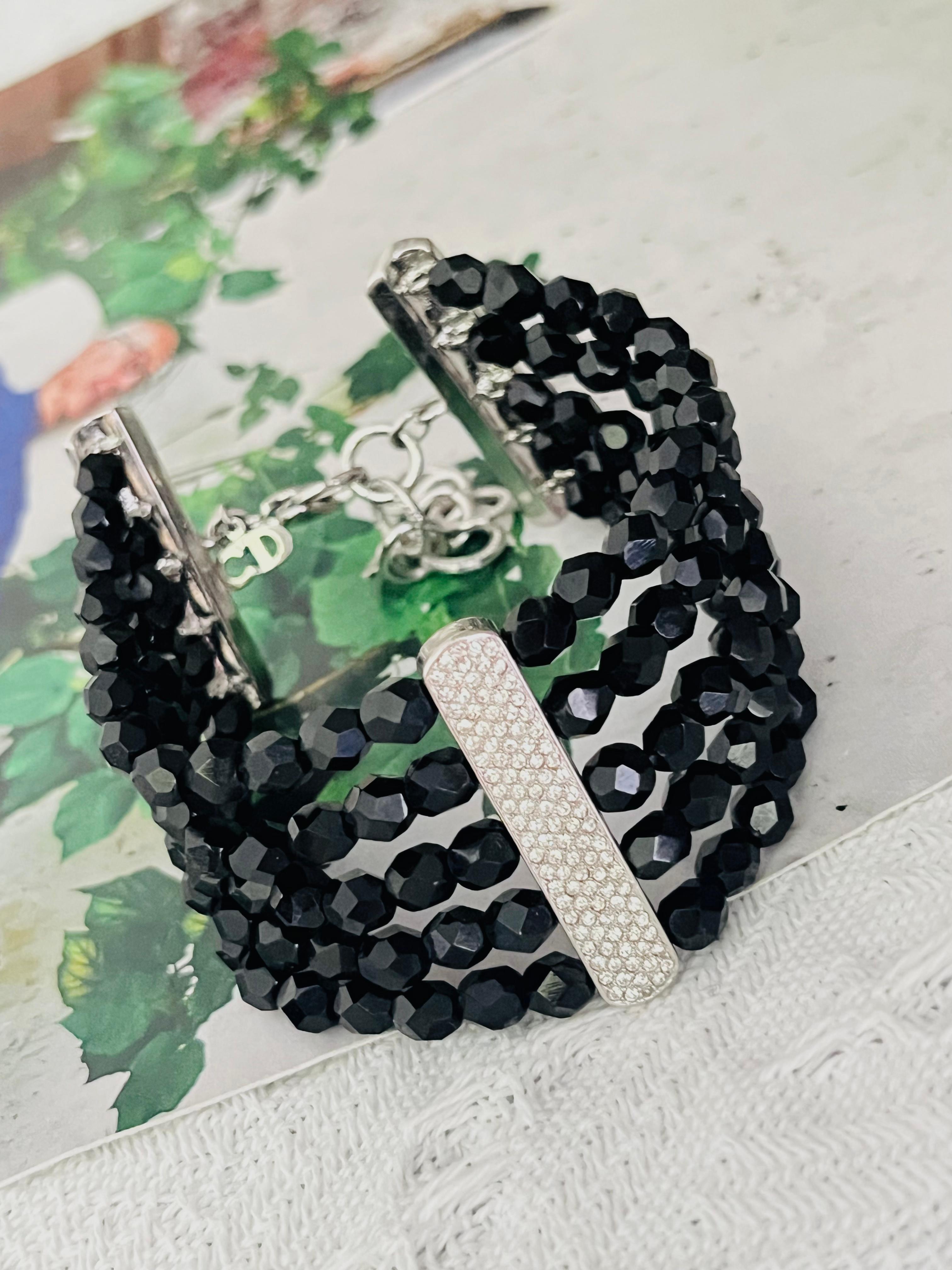 Christian Dior by John Galliano 2002 Unisex 5 fünf Stränge Schichten schwarze Perlen Kristalle dicke Modernist Chunky Armband, versilbert

Sehr guter Zustand. Ganz neu. Keine Steine verloren. 100% echt. 

Sehr selten zu finden. Markierung auf dem