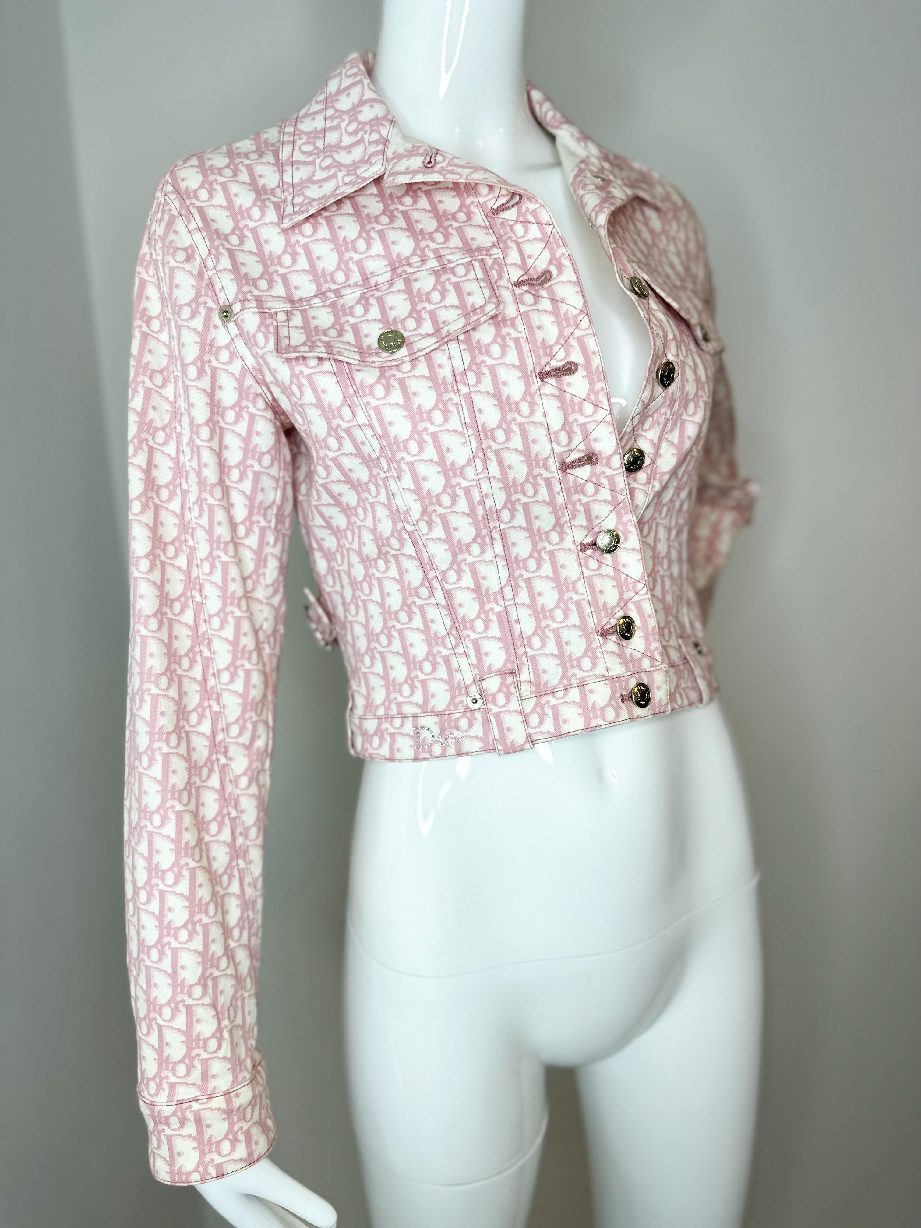 Christian Dior  by John Galliano 2004 Girly Collection rosa und weiße Jacke mit Monogramm  Jacke 

Größe Fr 36
US 4

Ausgezeichneter Zustand, keine Risse, Flecken oder Gerüche. Obwohl es ein Vintage ist, wurde es nur einmal getragen und ist in