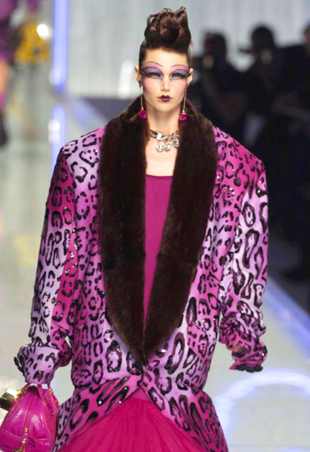 Christian Dior by John Galliano 2004 Purple Cheetah Embellished Slip. Taille 44 FR / US 16.

Condit :
Neuf avec étiquettes.

Composition :
30% de soie
32% Polyamide
30 % coton
08% Elastan