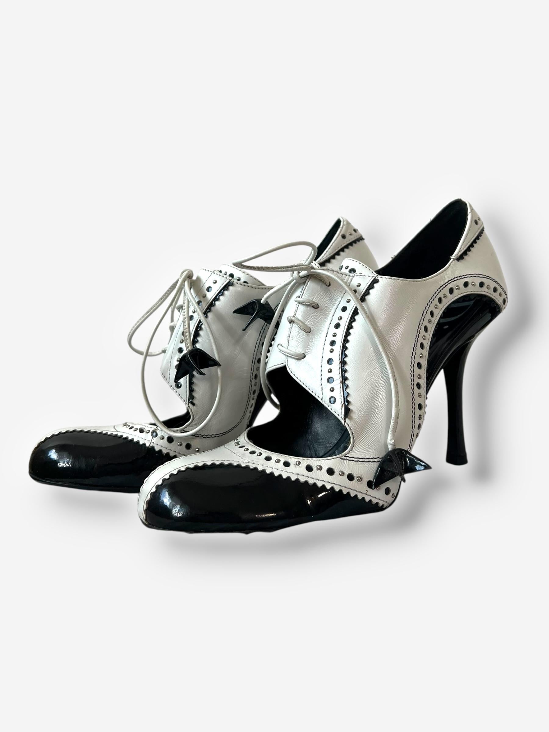 Christian Dior for John Galliano 2004 Spectator Pumps aus Lackleder im Zustand „Gut“ im Angebot in CAPELLE AAN DEN IJSSEL, ZH