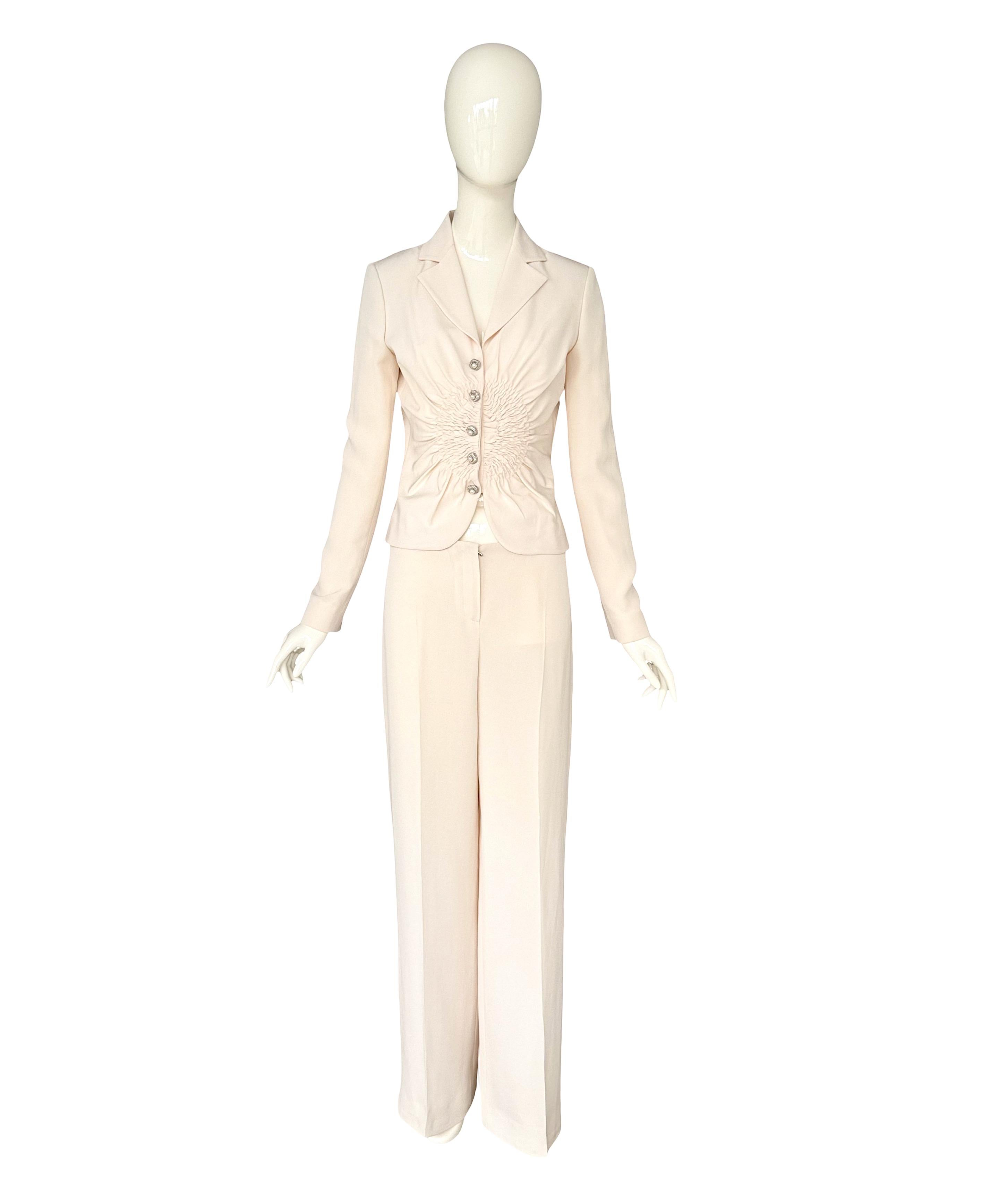 Christian Dior by John Galliano Resort 2007 Elfenbeinfarbener Anzug aus Seidenkrepp mit Swarovski-Besatz
Ein ikonischer und seltener zweiteiliger Anzug von Christian Dior by John Galliano, Resort 2007 Kollektion. Dieses Ensemble ist aus luxuriösem