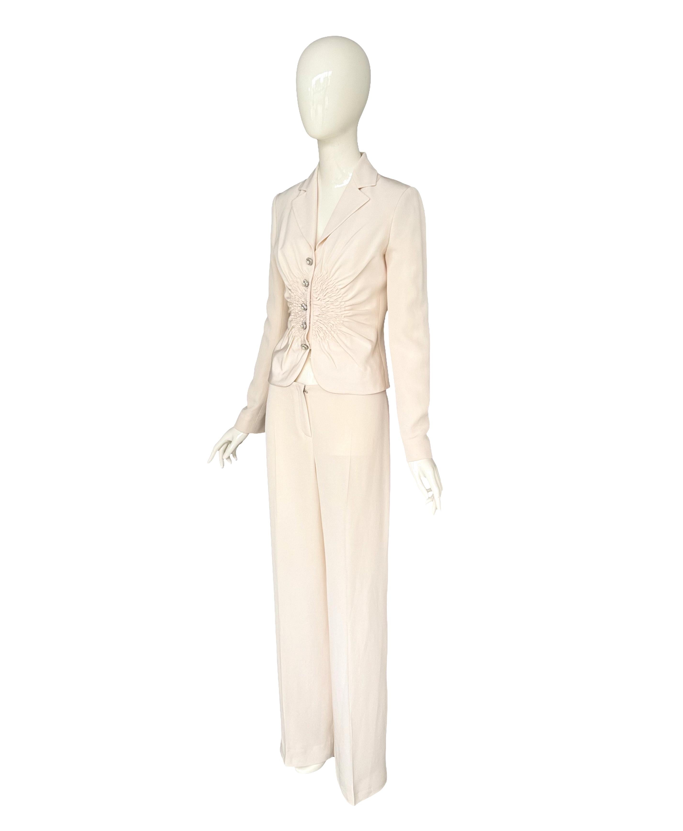 Christian Dior by John Galliano 2007 Resort Anzug aus elfenbeinfarbener Seide mit verzierten Knöpfen (Beige) im Angebot