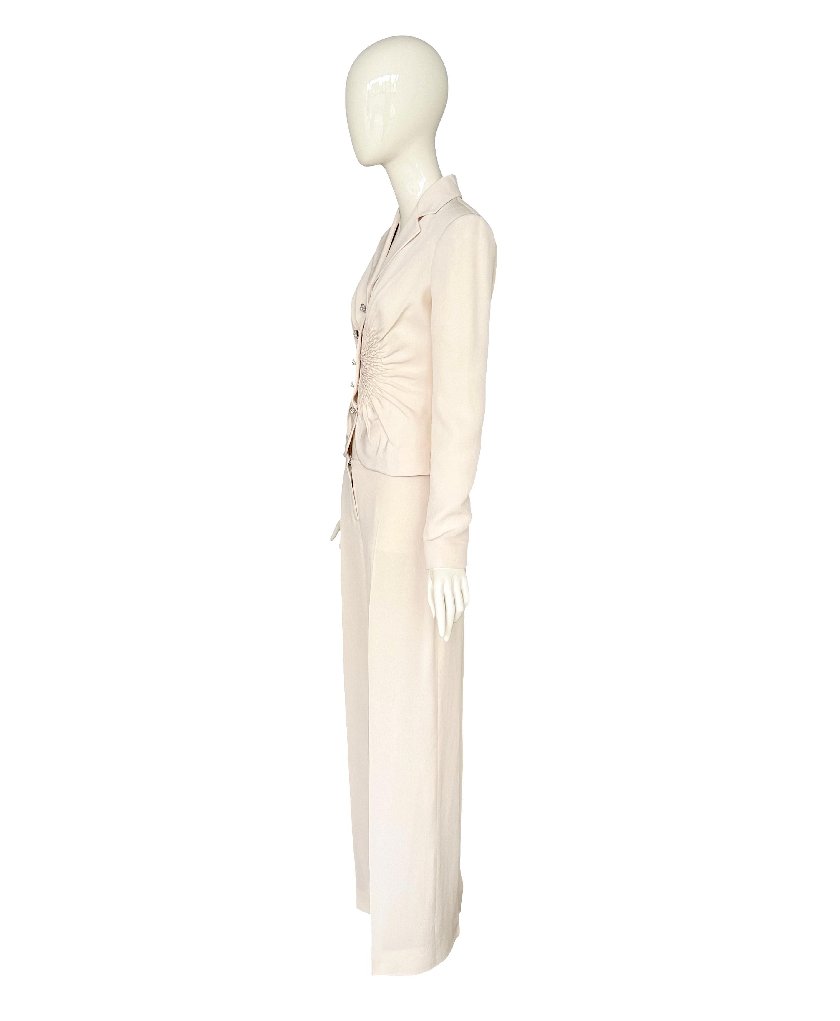 Christian Dior by John Galliano 2007 Resort Anzug aus elfenbeinfarbener Seide mit verzierten Knöpfen im Zustand „Hervorragend“ im Angebot in Antwerpen, Vlaams Gewest