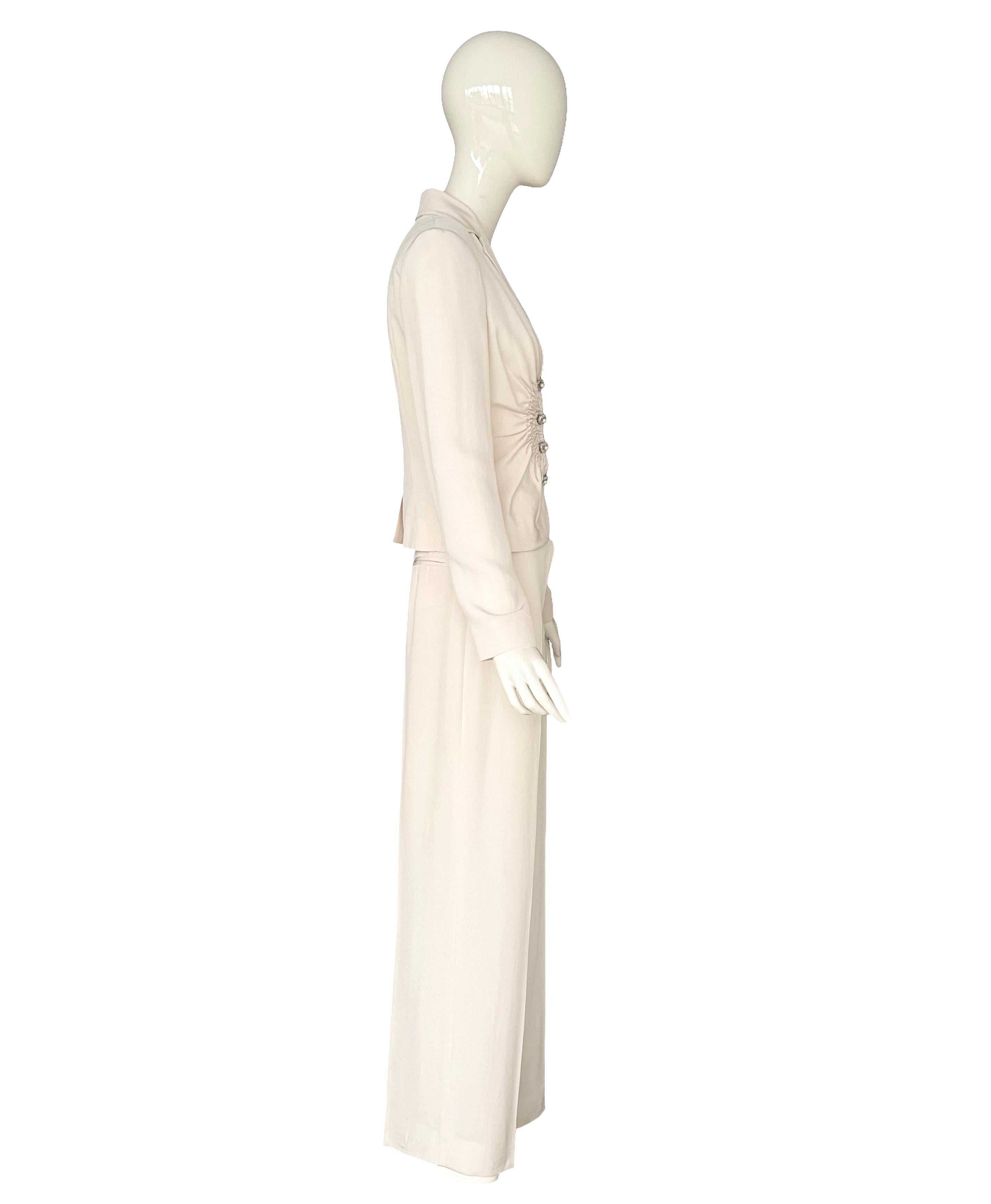 Christian Dior by John Galliano 2007 Resort Anzug aus elfenbeinfarbener Seide mit verzierten Knöpfen im Angebot 2