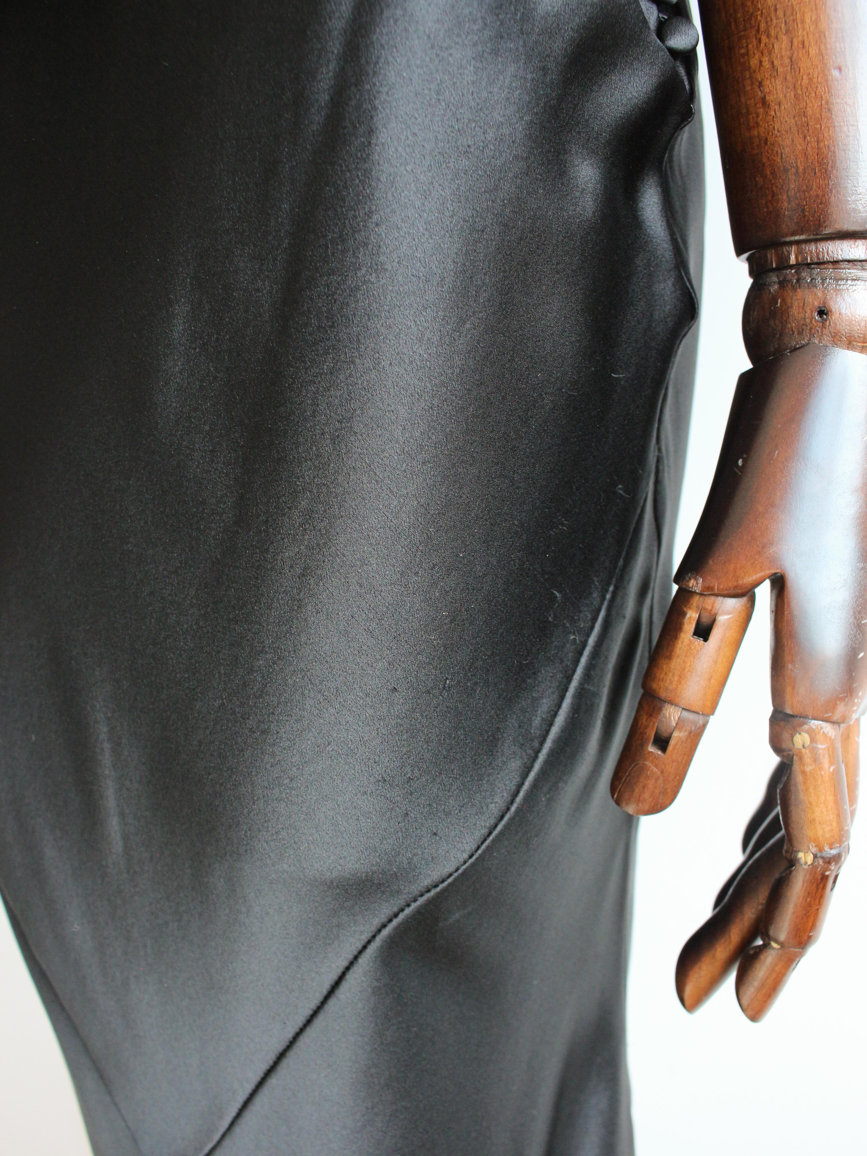 Christian Dior by John Galliano A/W04 - Robe noire en satin de soie avec ceinture à logo en vente 5