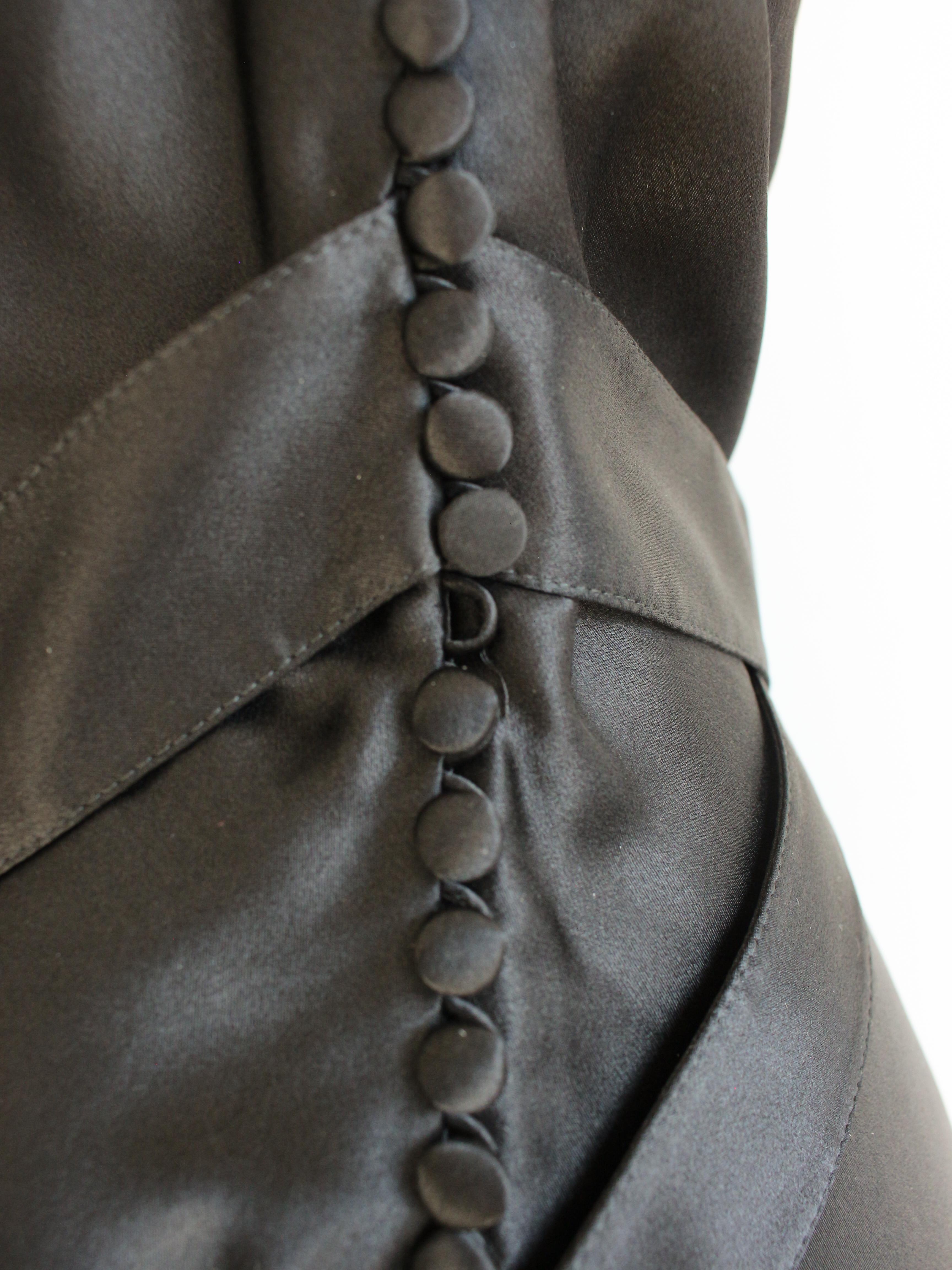 Christian Dior by John Galliano A/W04 - Robe noire en satin de soie avec ceinture à logo en vente 7
