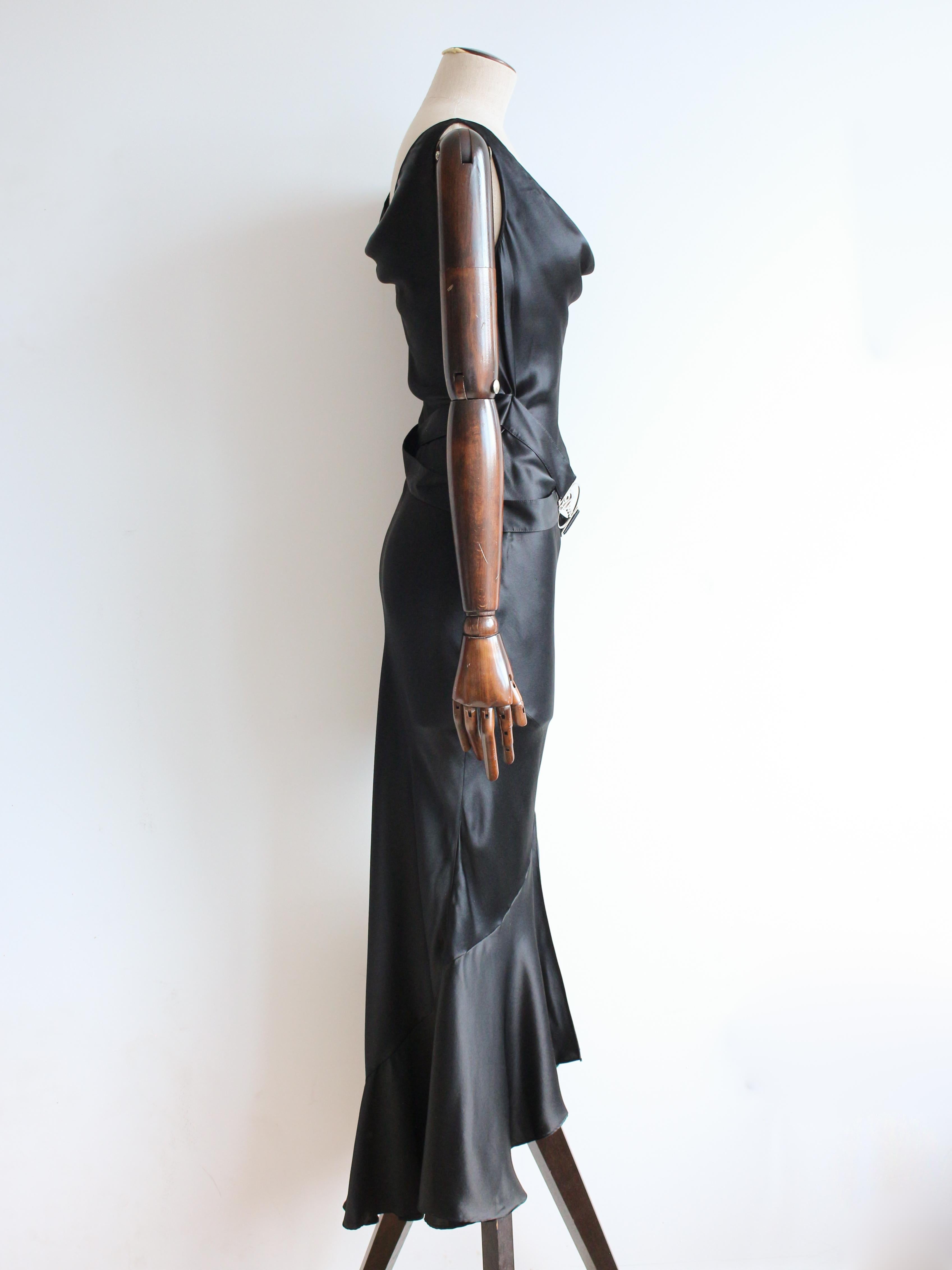 Christian Dior by John Galliano A/W04 - Robe noire en satin de soie avec ceinture à logo État moyen - En vente à Manchester, GB