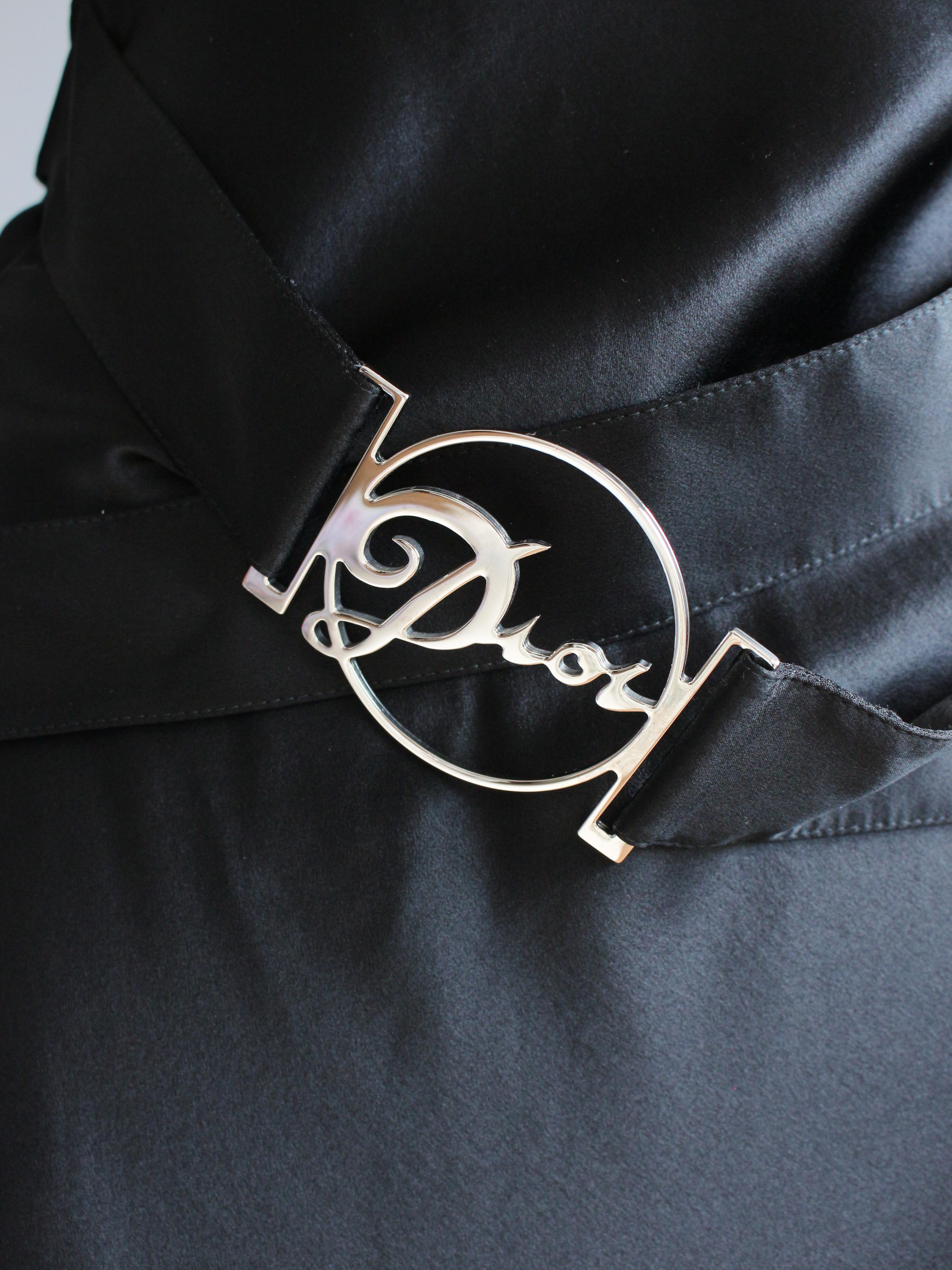 Christian Dior by John Galliano A/W04 - Robe noire en satin de soie avec ceinture à logo en vente 1