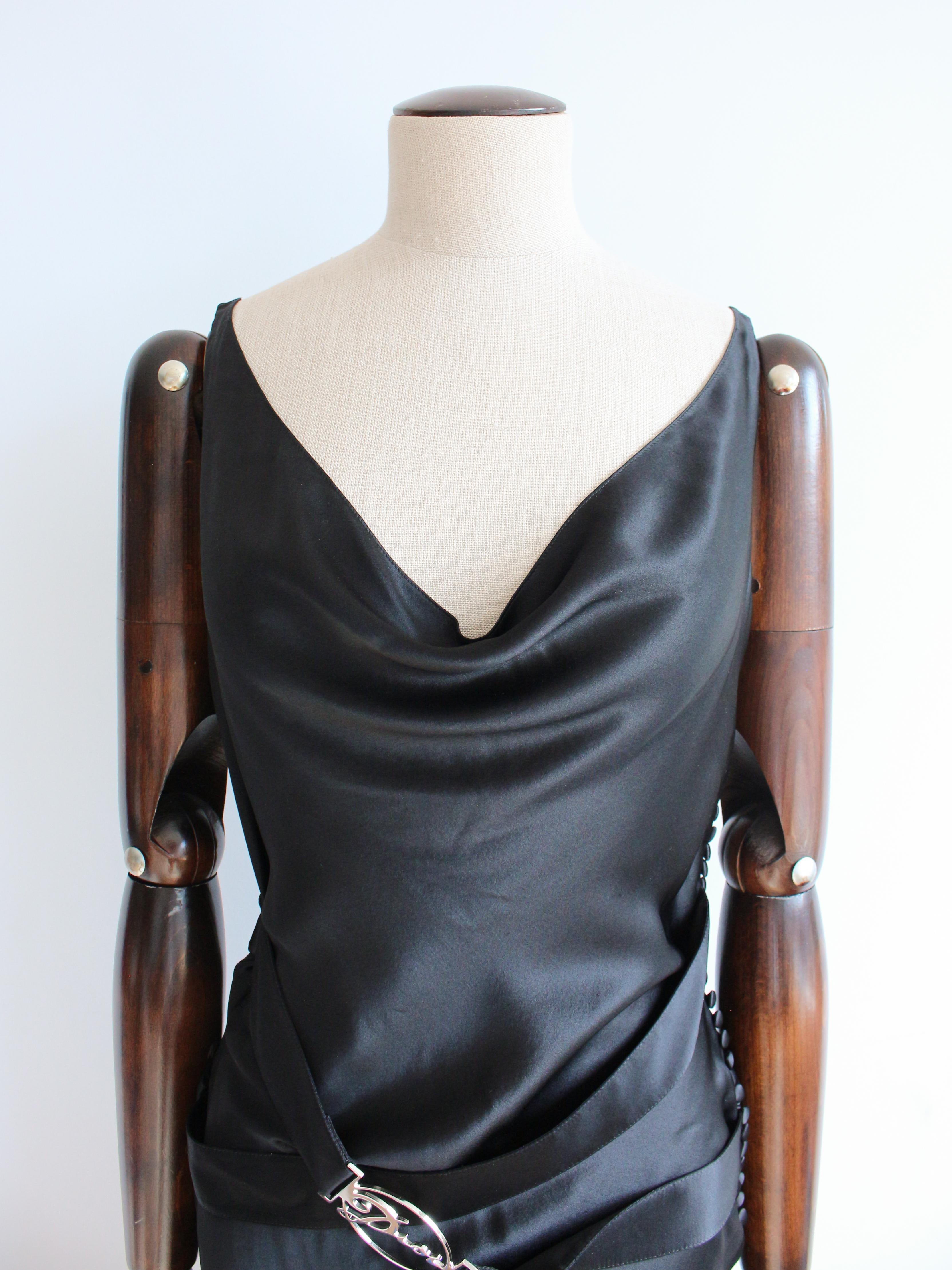 Christian Dior by John Galliano A/W04 - Robe noire en satin de soie avec ceinture à logo en vente 2