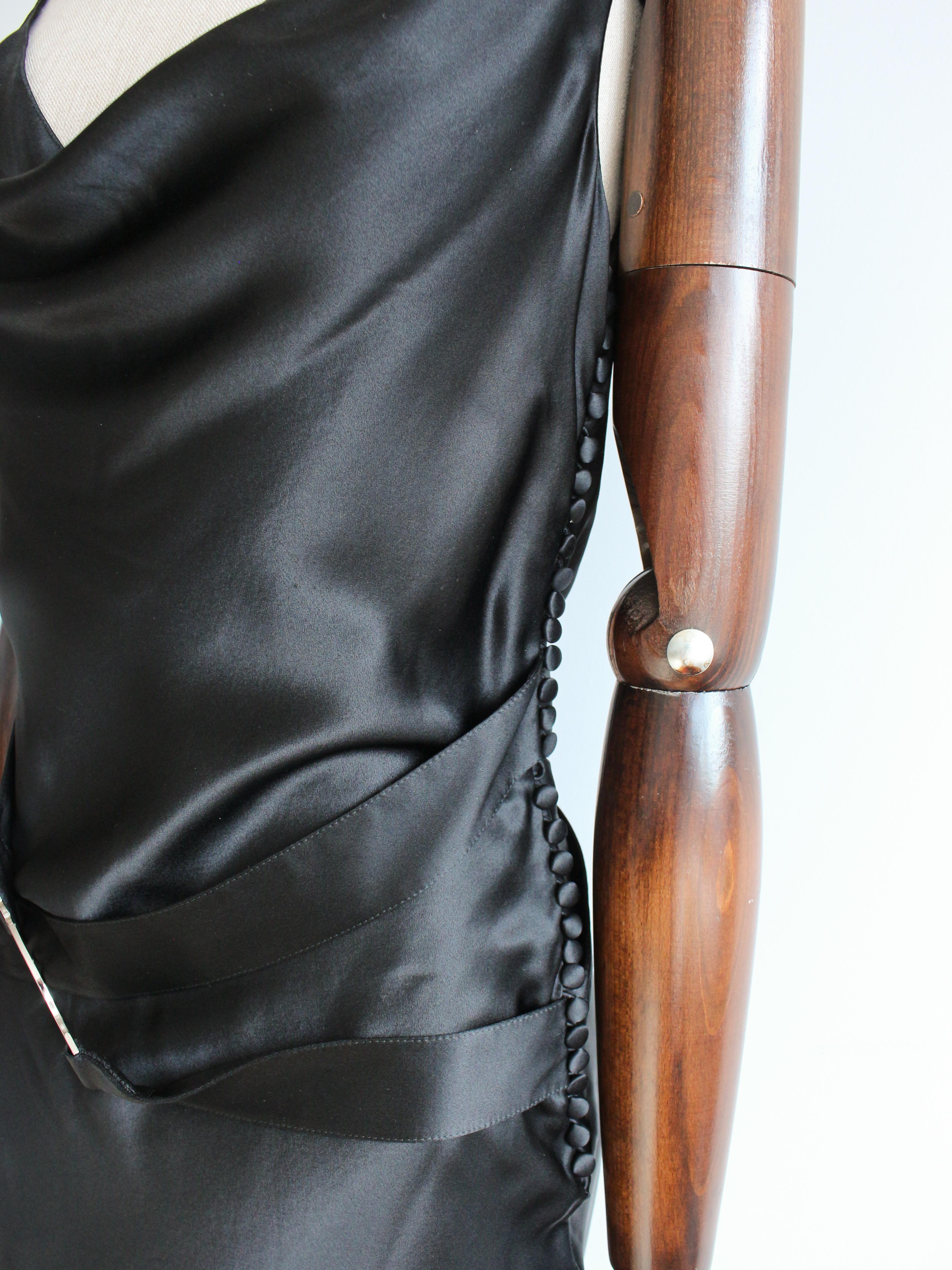 Christian Dior by John Galliano A/W04 - Robe noire en satin de soie avec ceinture à logo en vente 3