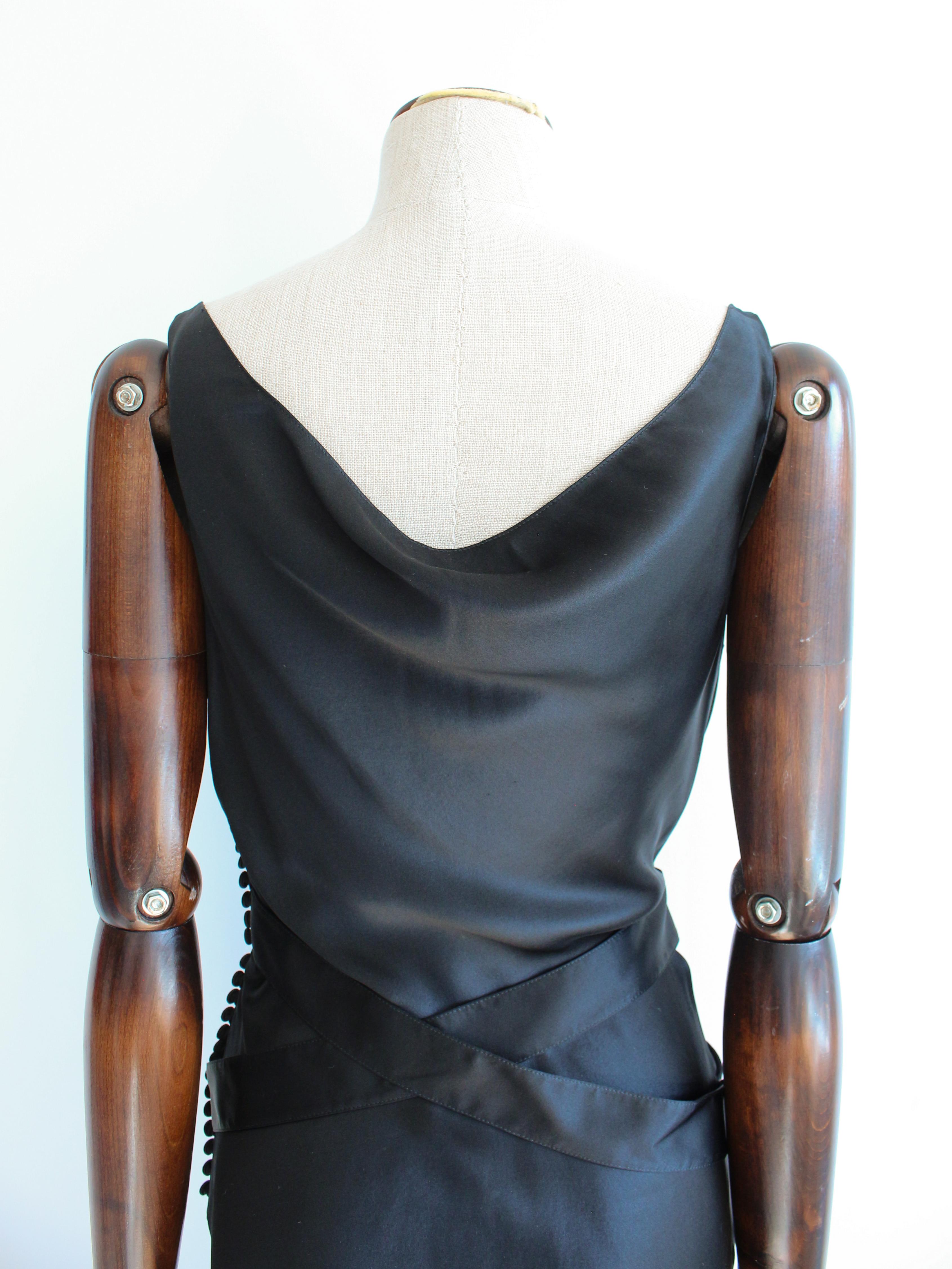 Christian Dior by John Galliano A/W04 - Robe noire en satin de soie avec ceinture à logo en vente 4
