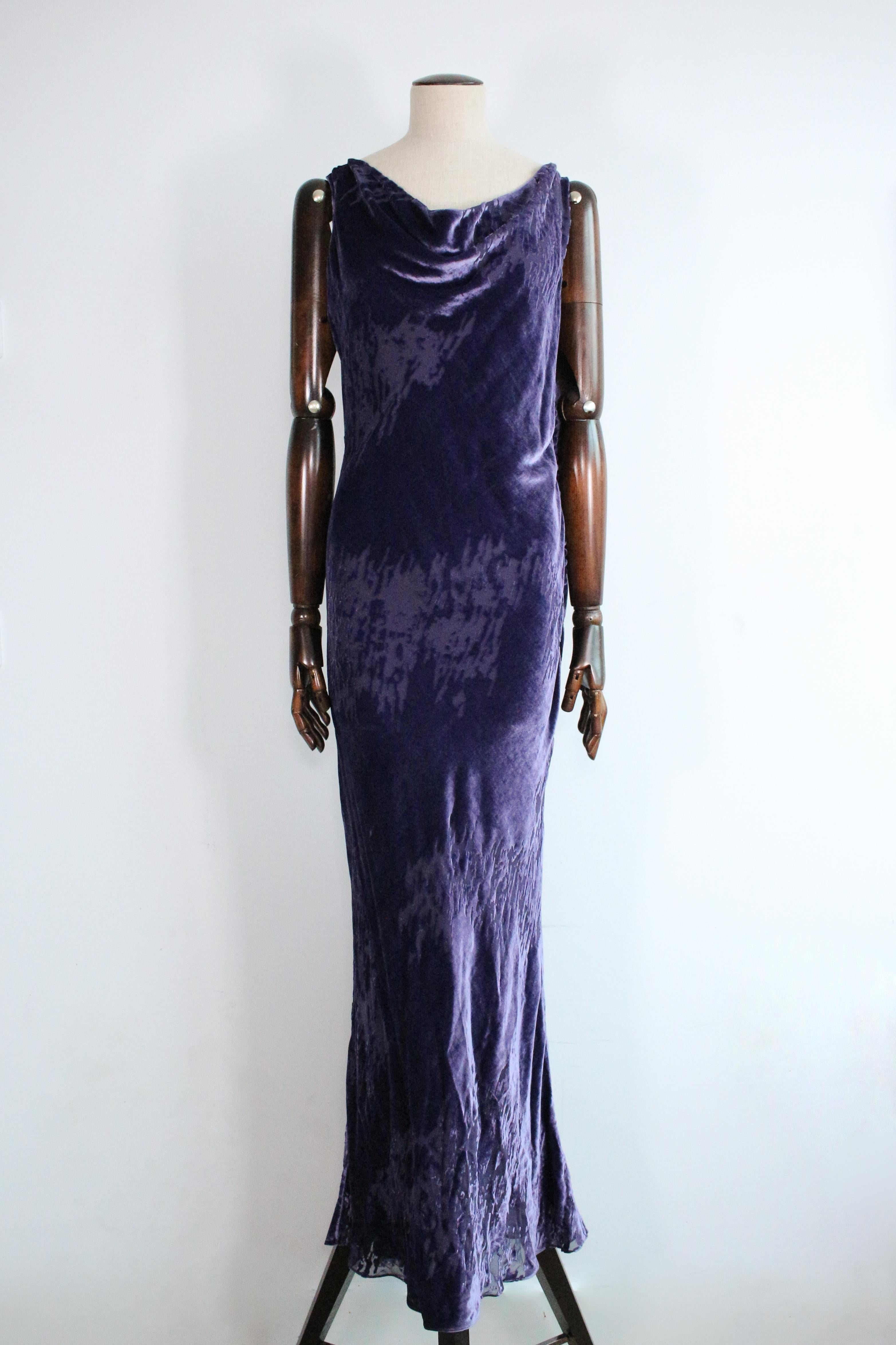Christian Dior by John Galliano for Christian Dior Autunno/Inverno 2005 'Off Duty Icon' abito in velluto viola devoré lungo fino al pavimento e giacca abbinata.

Il vestito ha una taglia F42, la giacca una F44.

Due piccole macchie (una all'asola e