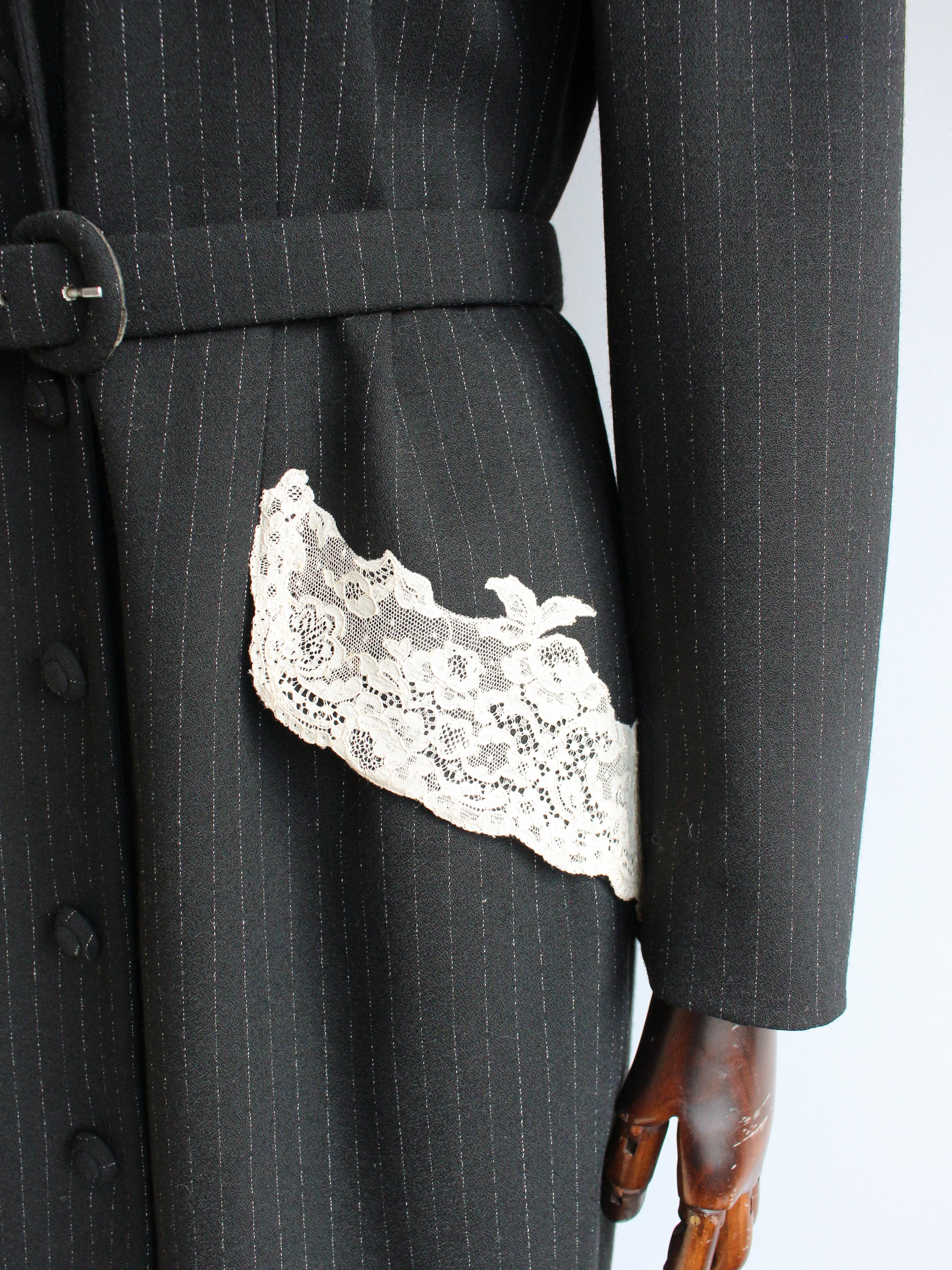 John Galliano for Christian Dior A/W98: abito gessato con cintura e rifiniture in pizzo in vendita 9