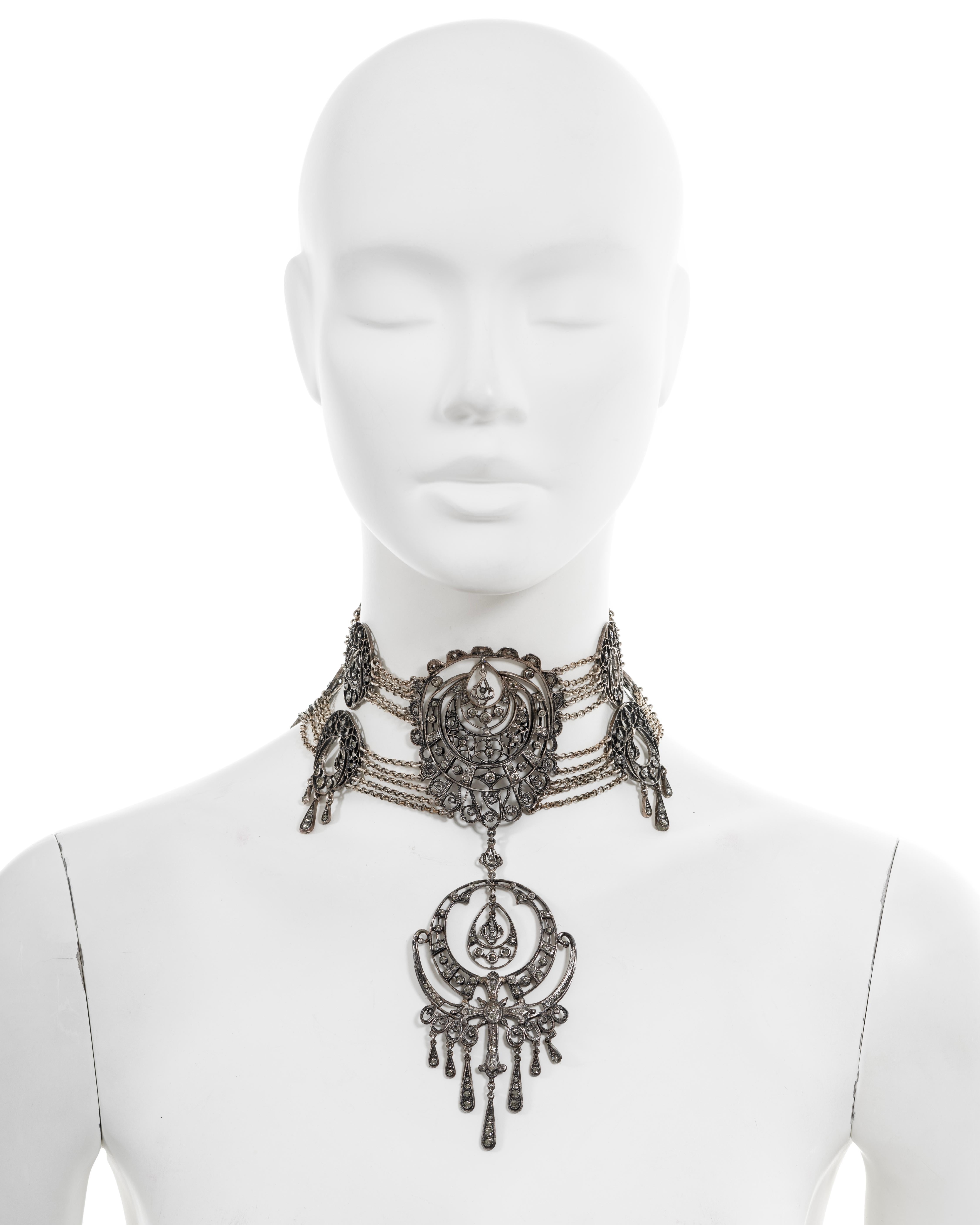 ▪ Archival Christian Dior choker necklace
▪ Creative Director: John Galliano
▪ Spring-Summer 1999
▪ Sold by One of a Kind Archive 

This rare Christian Dior choker necklace features a captivating design crafted from antique-style filigree pendants