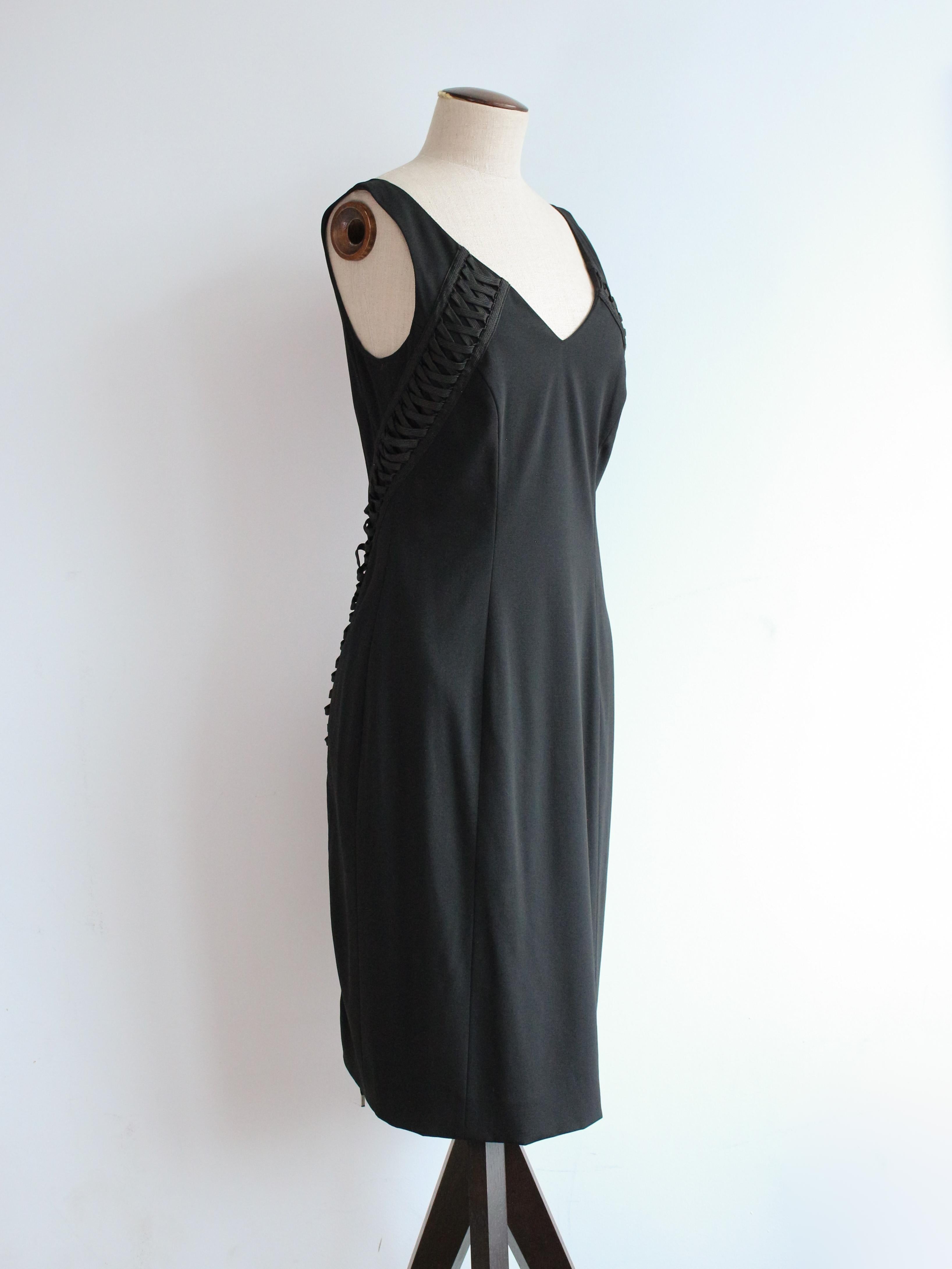 Christian Dior by John Galliano Otoño/Invierno 2002 Vestido tubo de lana negra con lazada de corsé desde el corpiño delantero hasta el dobladillo trasero.

Tagged talla FR38.

En excelente estado.