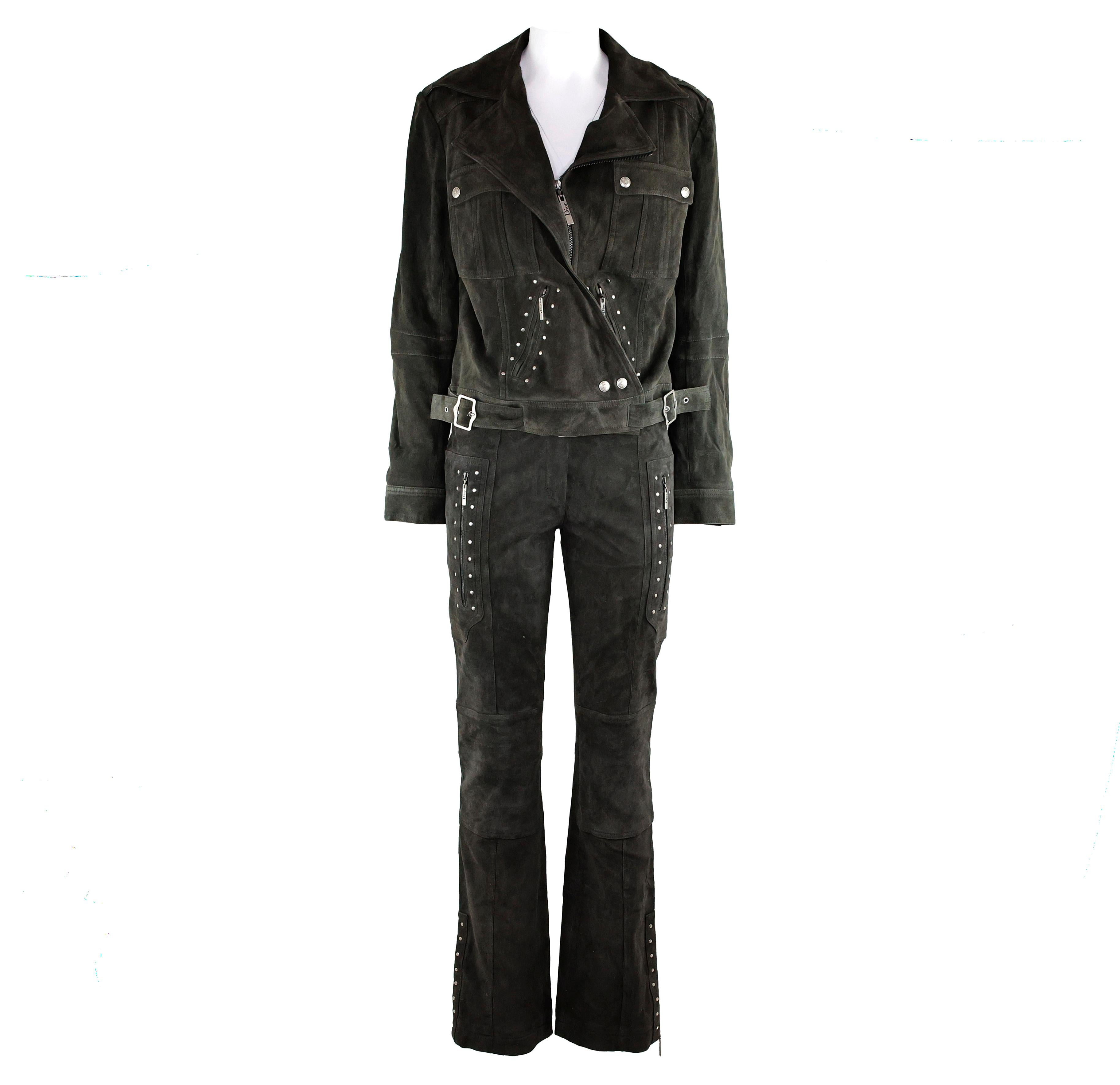 Christian Dior by John Galliano AW04 Conjunto de ante con tachuelas (chaqueta y pantalón)
