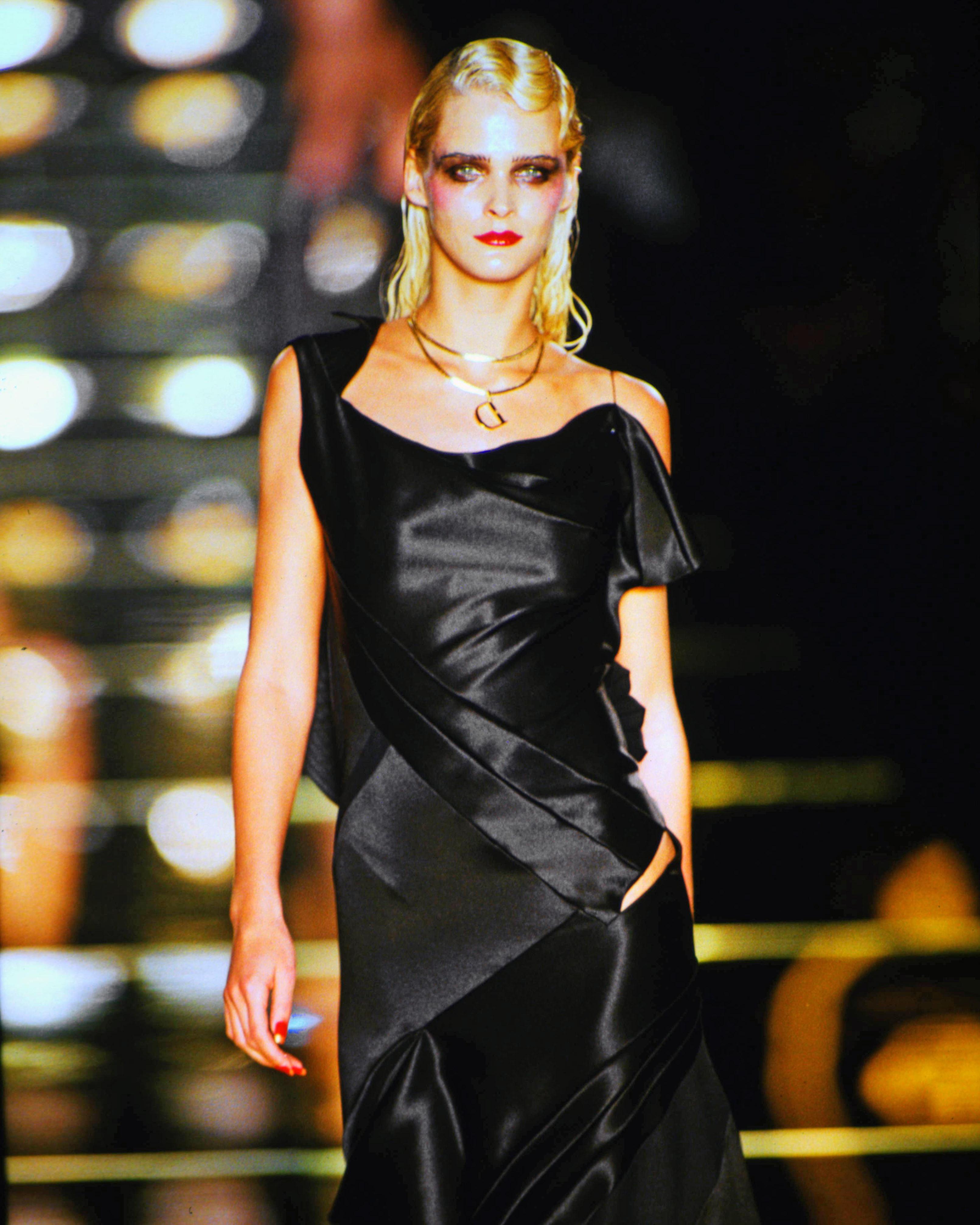 Christian Dior par John Galliano - Robe de soirée en satin noir coupée en biais, automne-hiver 2000 en vente 1