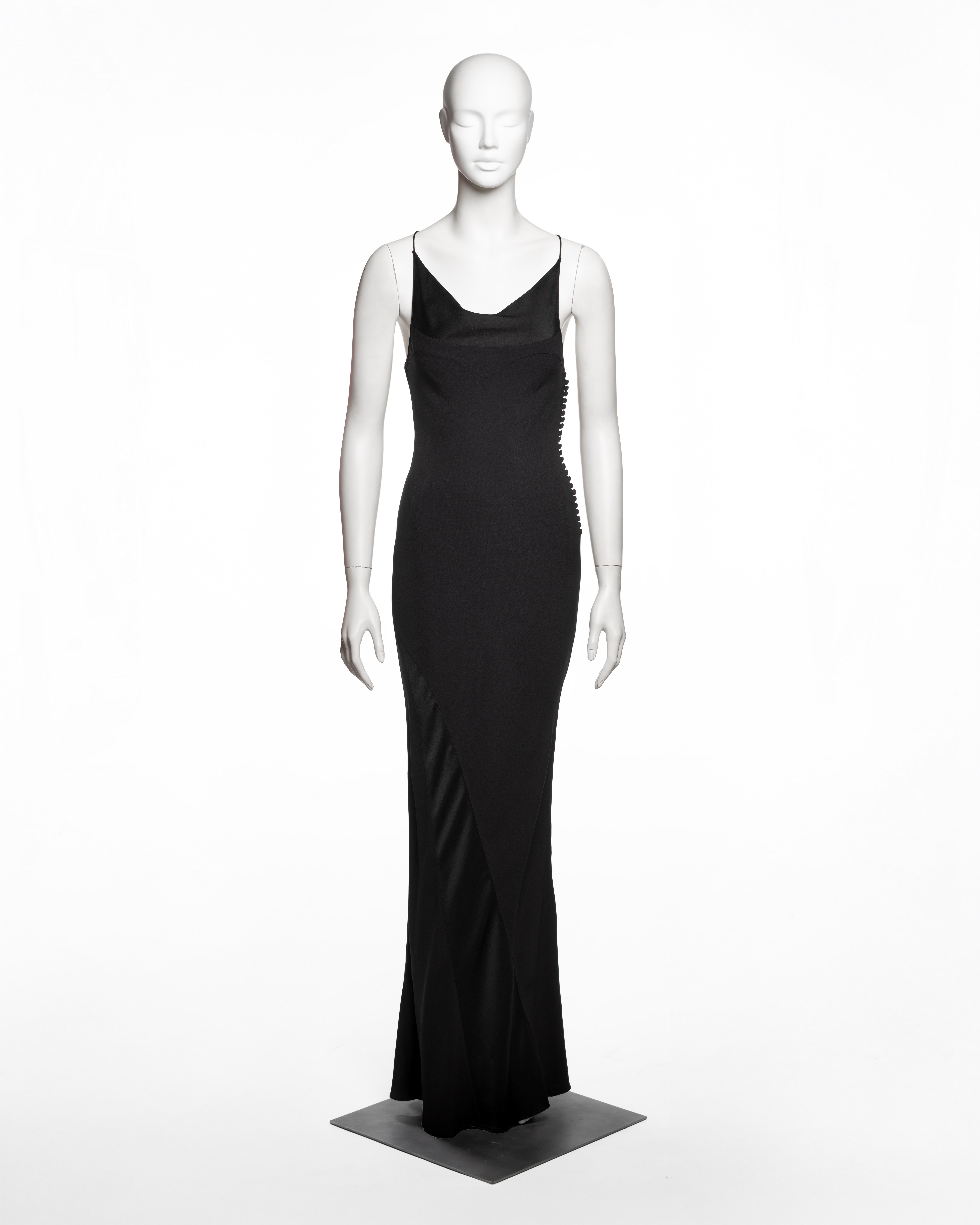 Cette robe Christian Dior by John Galliano de 2007 illustre la maîtrise du créateur en matière de coupe en biais et de juxtaposition de tissus. Fabriqué en crêpe noir satiné, le vêtement utilise à la fois le côté mat et le côté brillant du textile