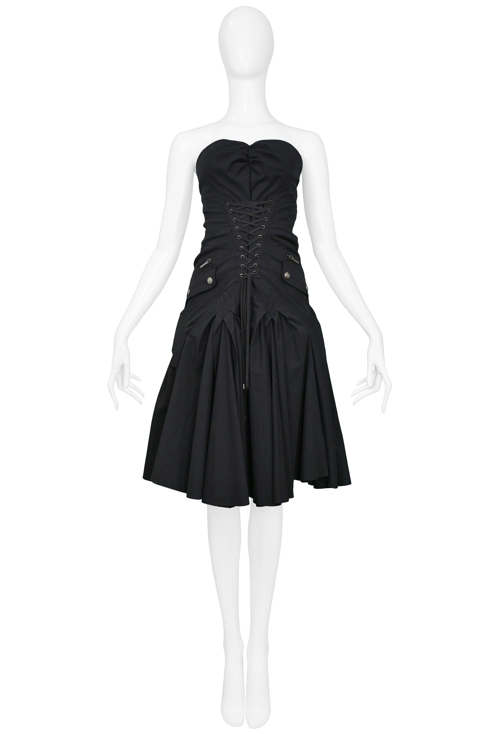 Resurrection Vintage is excited to offer a vintage Christian Dior by John Galliano black cotton strapless cargo dress with corset bodice, zipper pockets, and snap side cargo pockets. 

Christian Dior, Paris
Size 40
Measurements: Bust 33