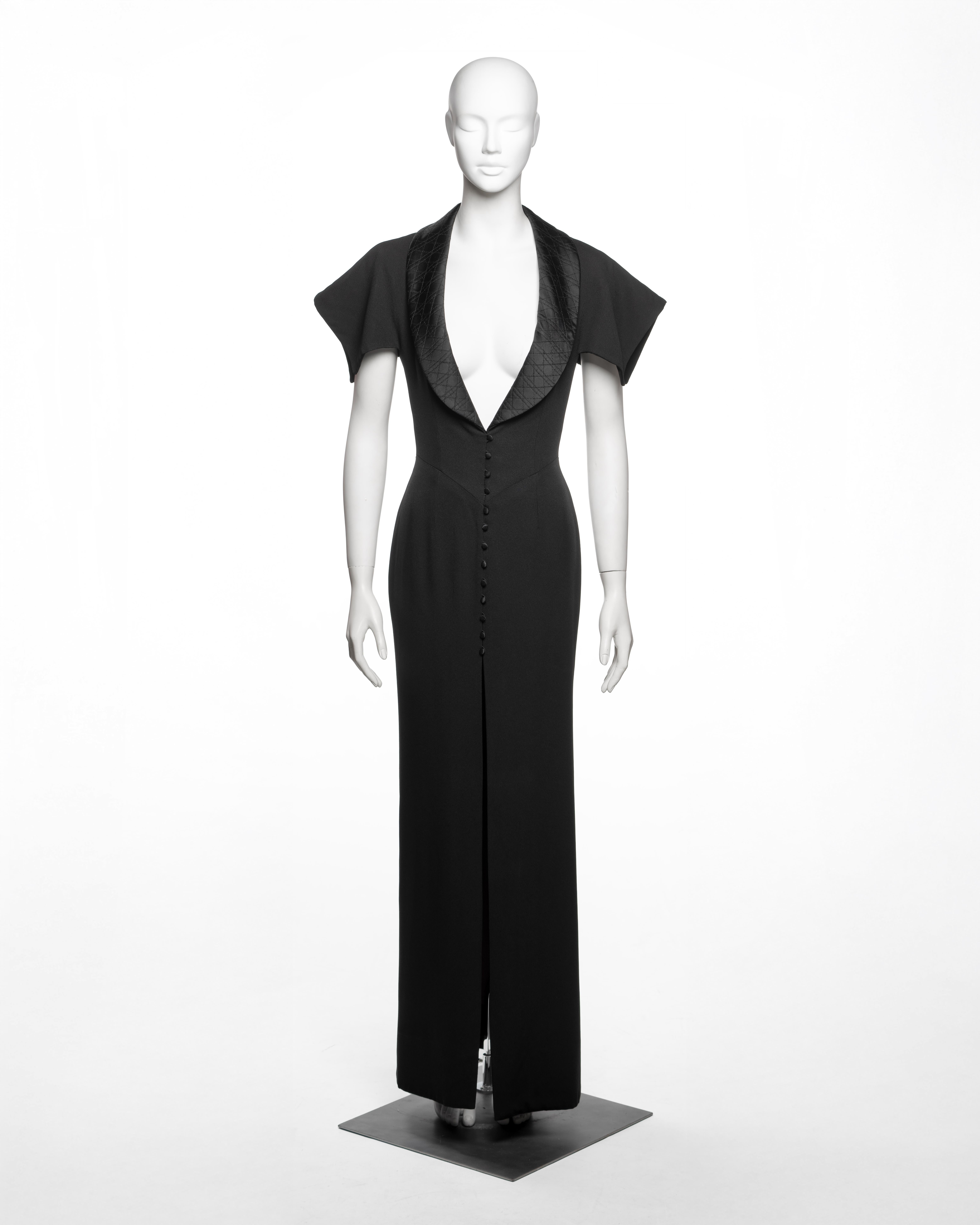 Von John Galliano für Christian Dior entworfenes Abendkleid aus der Herbst-Winter-Kollektion 1997, aus schwarzem Crêpe gefertigt und mit pflaumenfarbenem Satin gefüttert. Das Kleid hat einen tiefen Ausschnitt, der von einem breiten Schalkragen aus