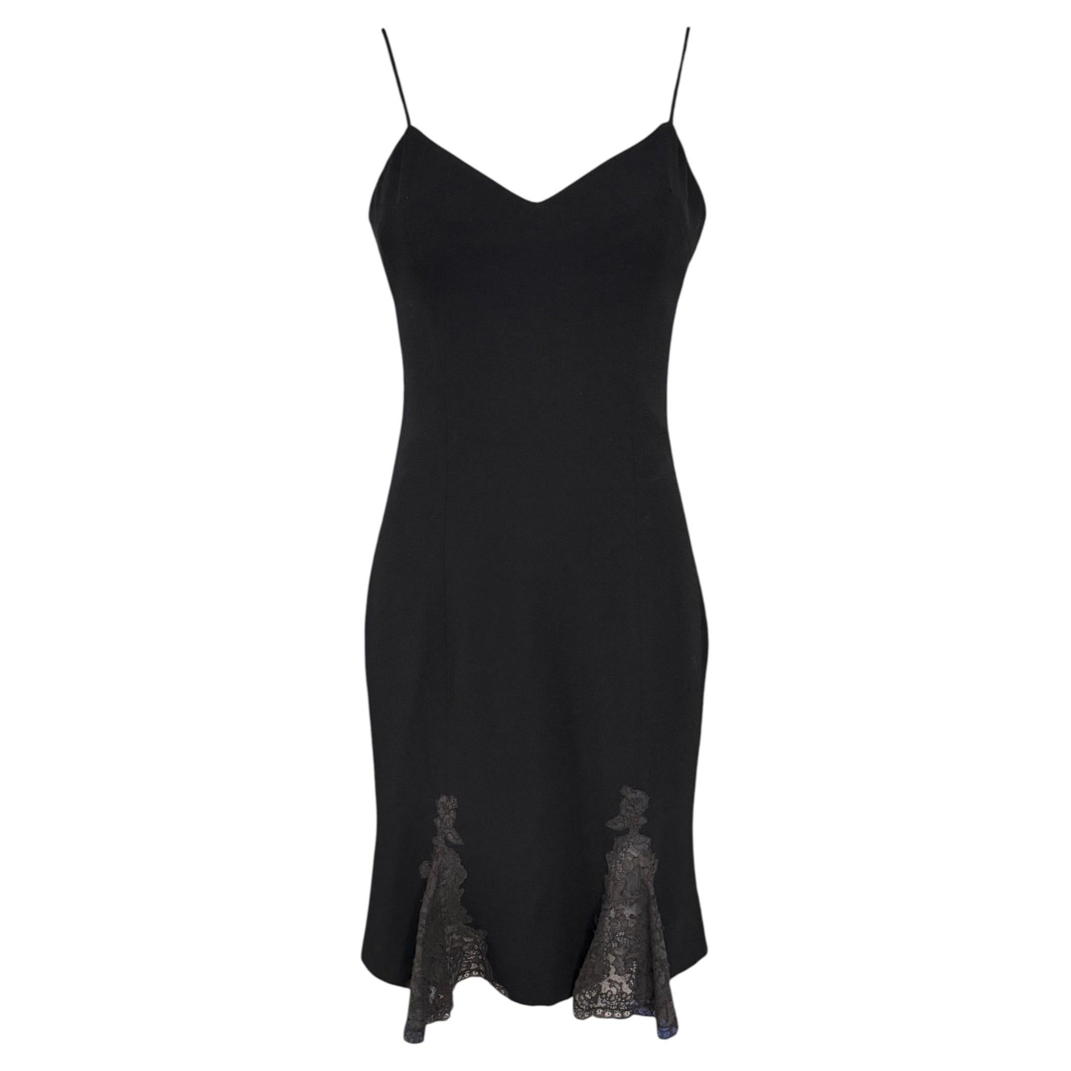 Vestido mini con ribete de encaje negro de Christian Dior, diseñado por John Galliano