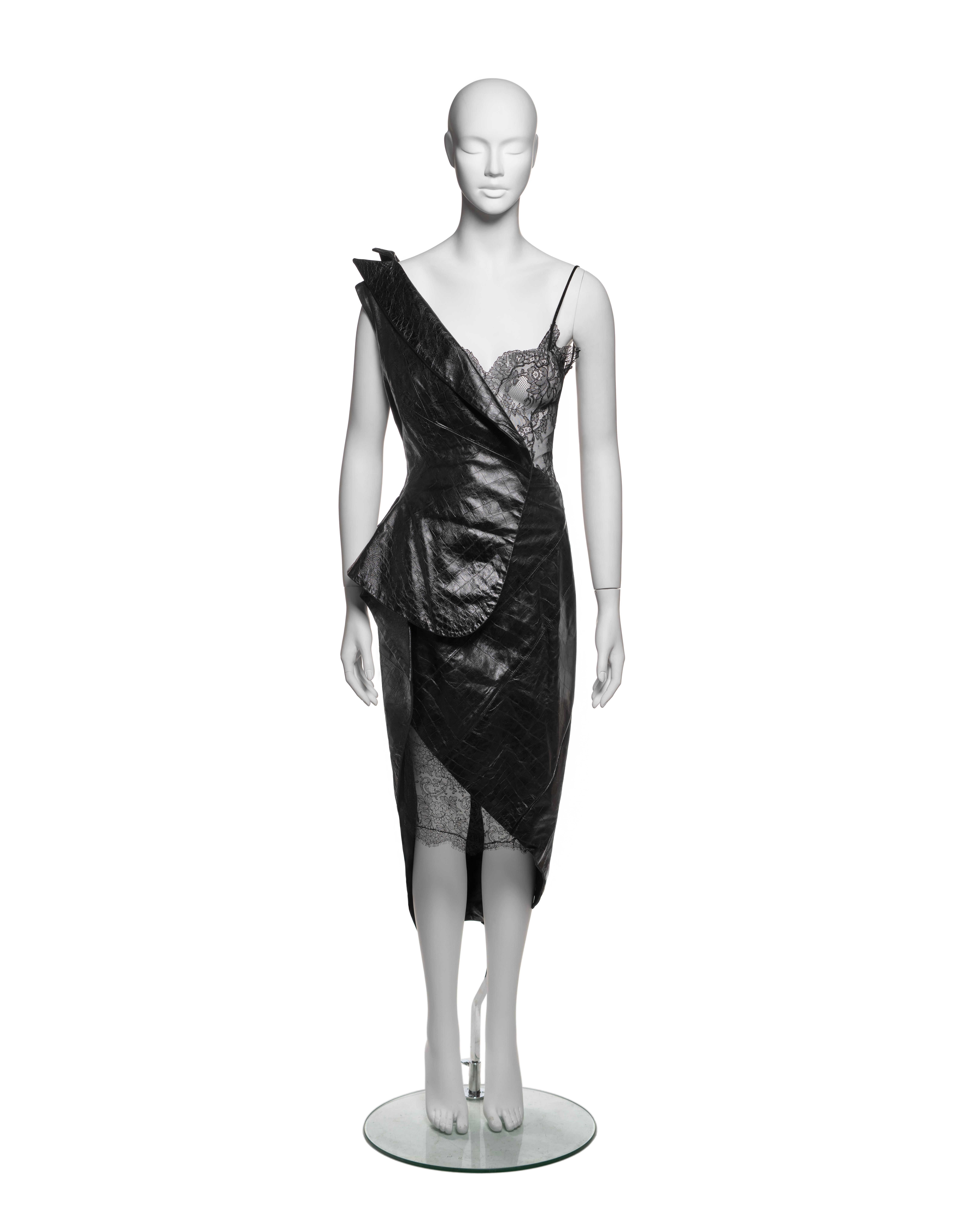 Este vestido Christian Dior Otoño-Invierno 2000 de John Galliano presenta una construcción única que combina la piel de cocodrilo negra con una delicada base de encaje. El corpiño está diseñado como una chaqueta deconstruida, con un escote