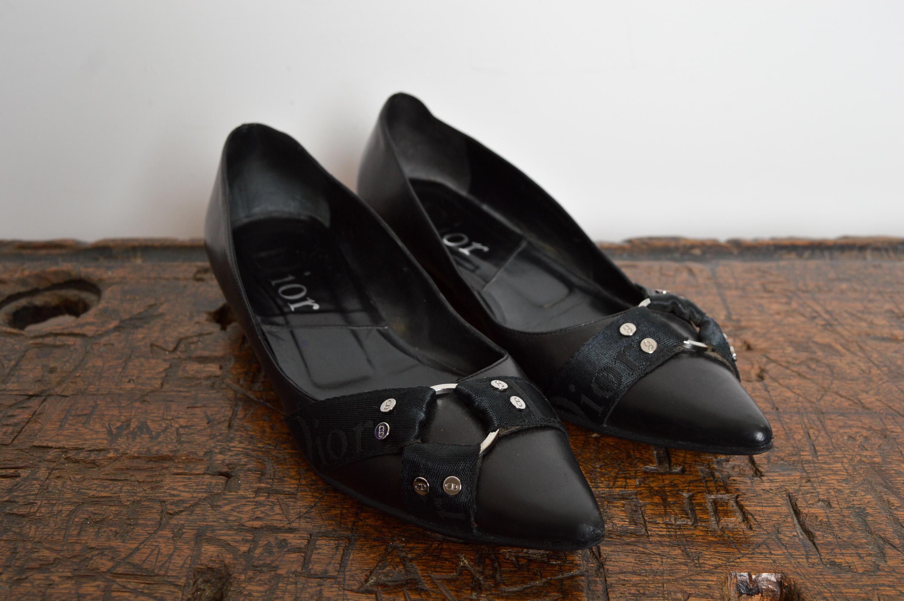 Y2k era Christian Dior by John Galliano Black Leather Pointed ballet flat Pumps with decorative buckle detail.
Size; UK 4.5 / EU 37.5
Condition; The shoes show minor general signs of wear through out, they have recently been expertly resoled with a