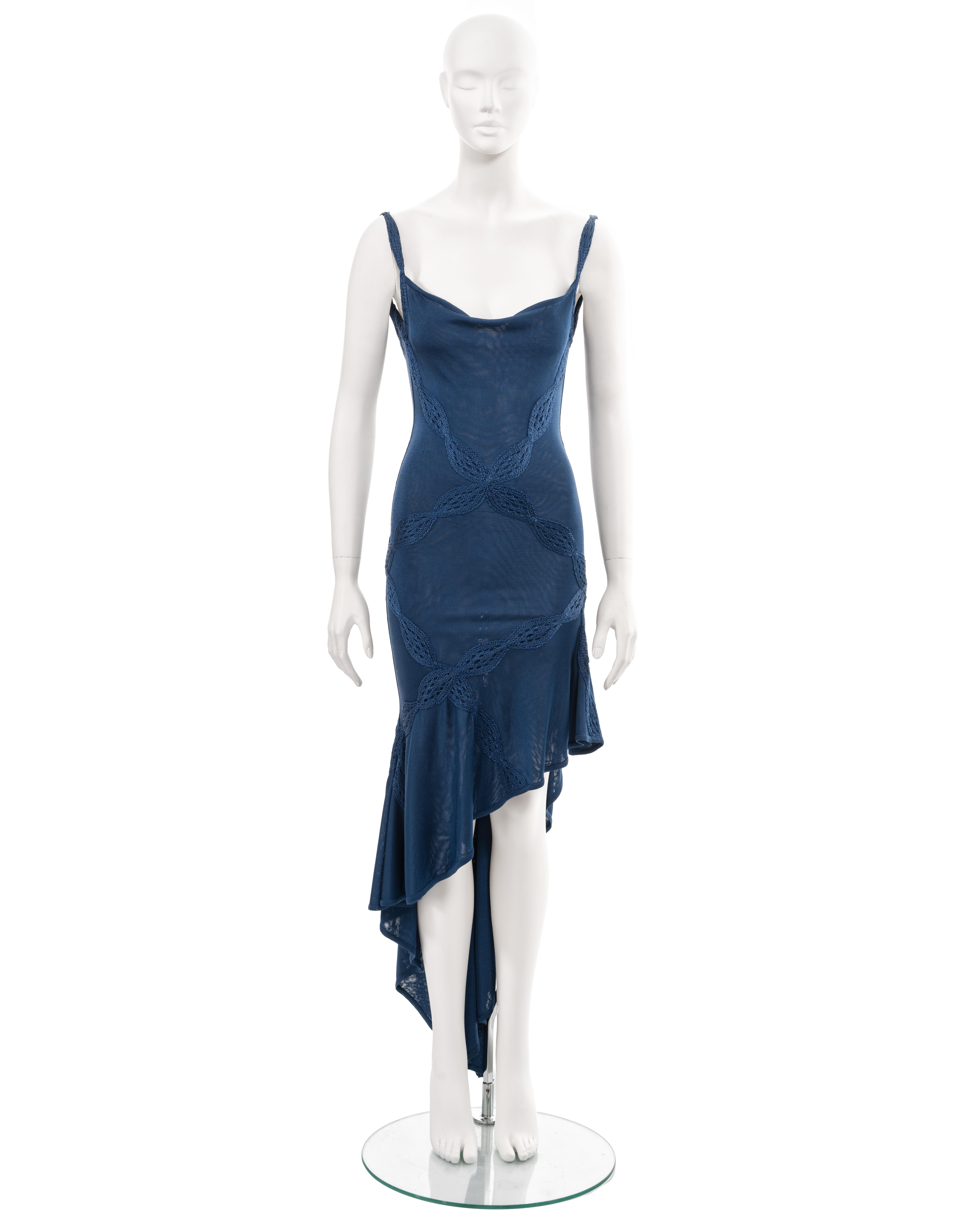 ▪ Christian Dior robe du soir en rayonne bleue tricotée
▪ Directeur de la création : John Galliano
▪ Vendu par One Of A Kind Archive
▪ Printemps-été 2001
▪ Col bénitier 
▪ Treillis d'appliqués en fil de rayonne tressé 
▪ Jupe asymétrique à taille
