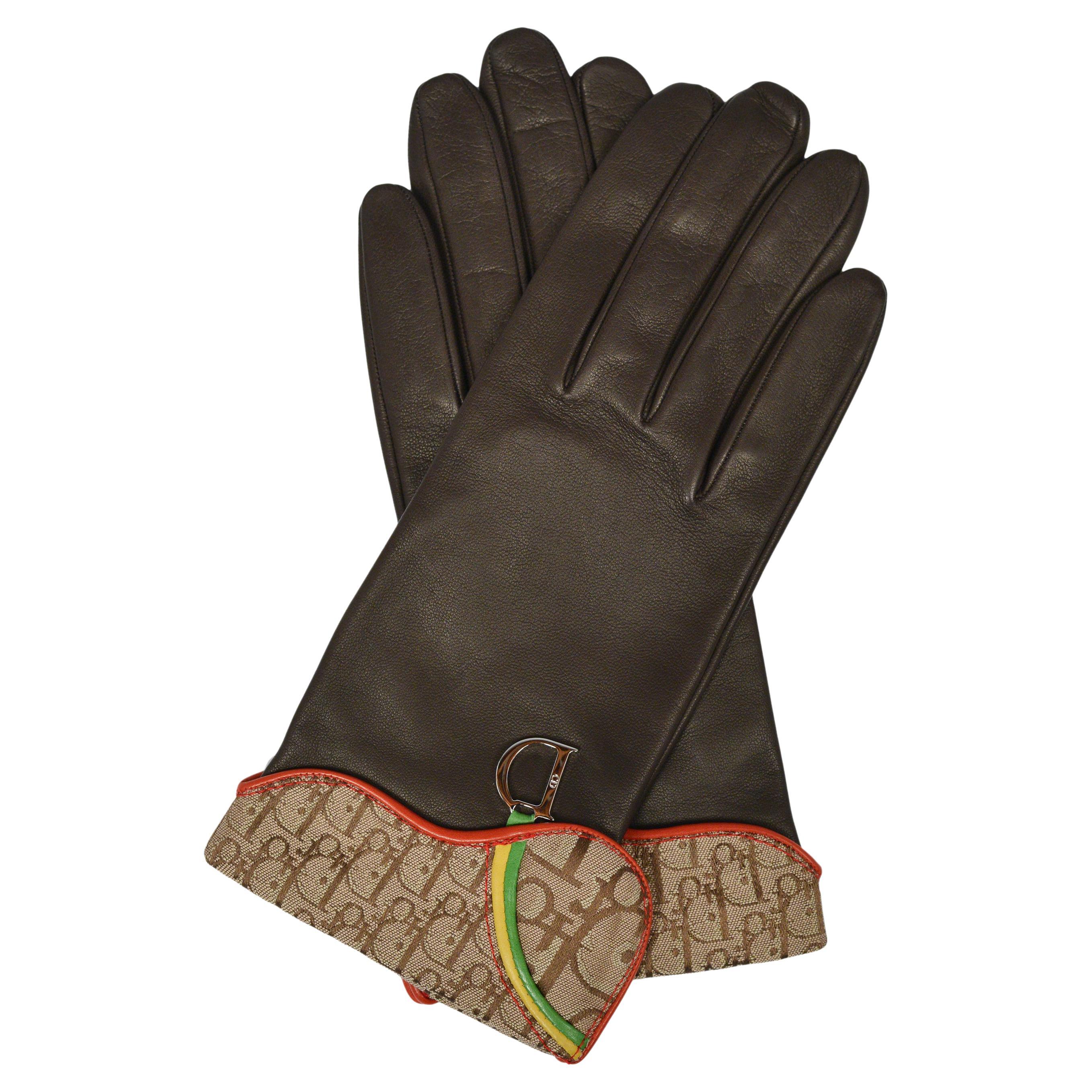 Christian Dior By John Galliano Braune Handschuhe aus Leder und Logo mit „Rasta“-Druck 2004 im Angebot