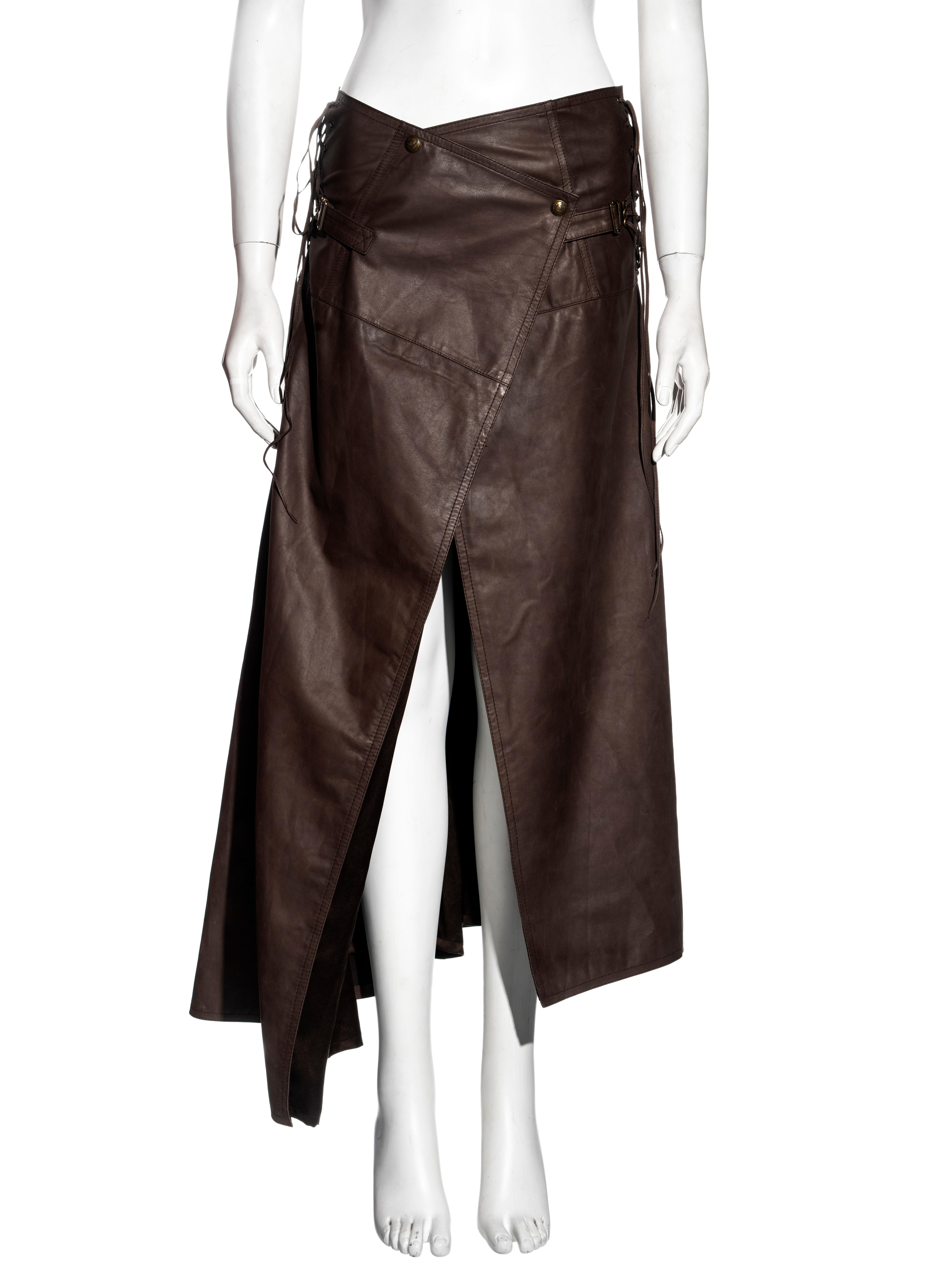 ▪ Christian Dior brown leather skirt  
▪ Designed by John Galliano 
▪ Asymmetric cut  
▪ Front leg slit  
▪ Lace-up fastenings at side seams
▪ Brass hardware
▪ Press stud fasteners 
▪ Silk lining  
▪ Size XS 
▪ Spring-Summer 2001 
▪ 100% Leather 
▪