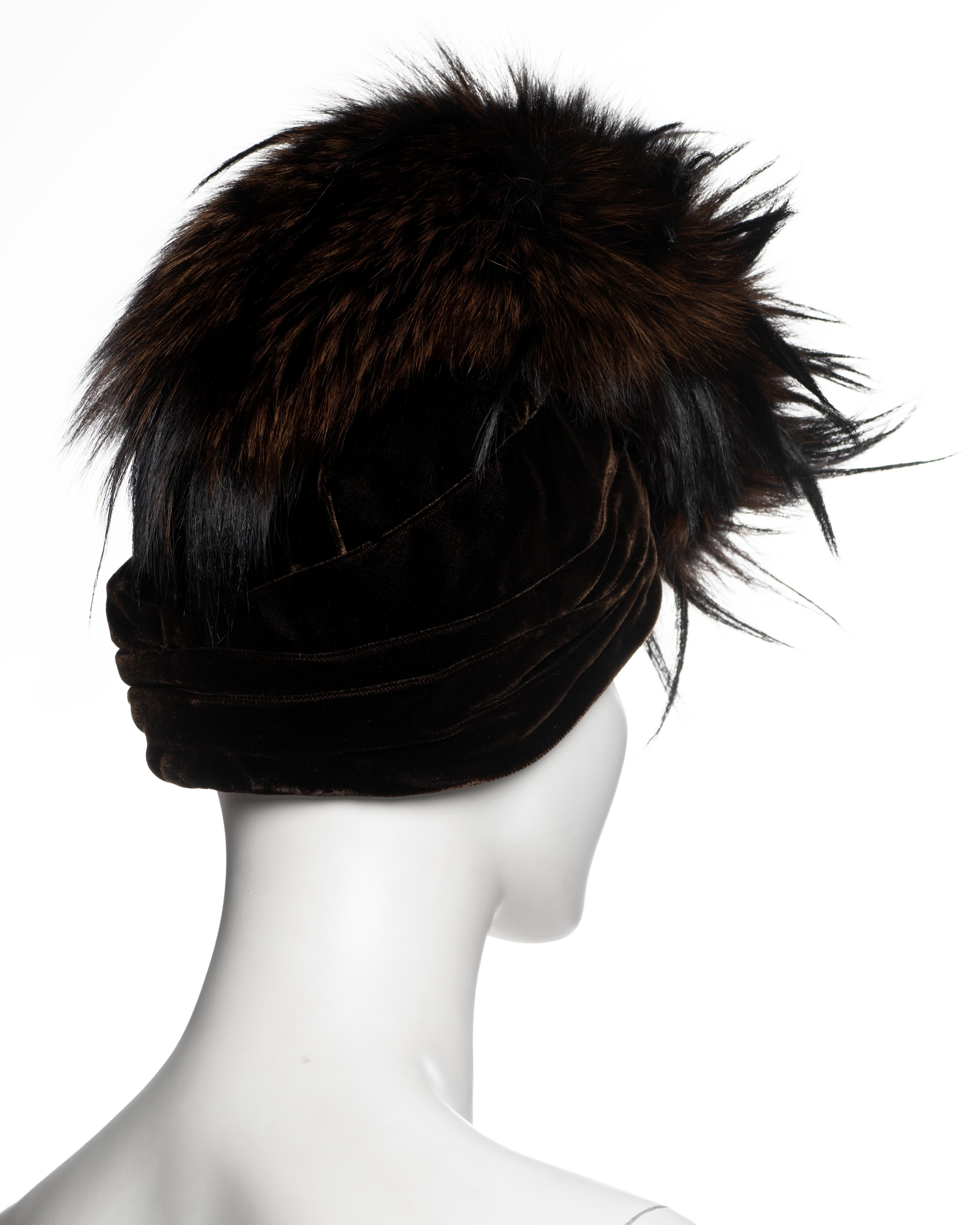 Christian Galliano for Christian Dior, turbante in velluto marrone con cresta in pelliccia, AI 2007 in vendita 5