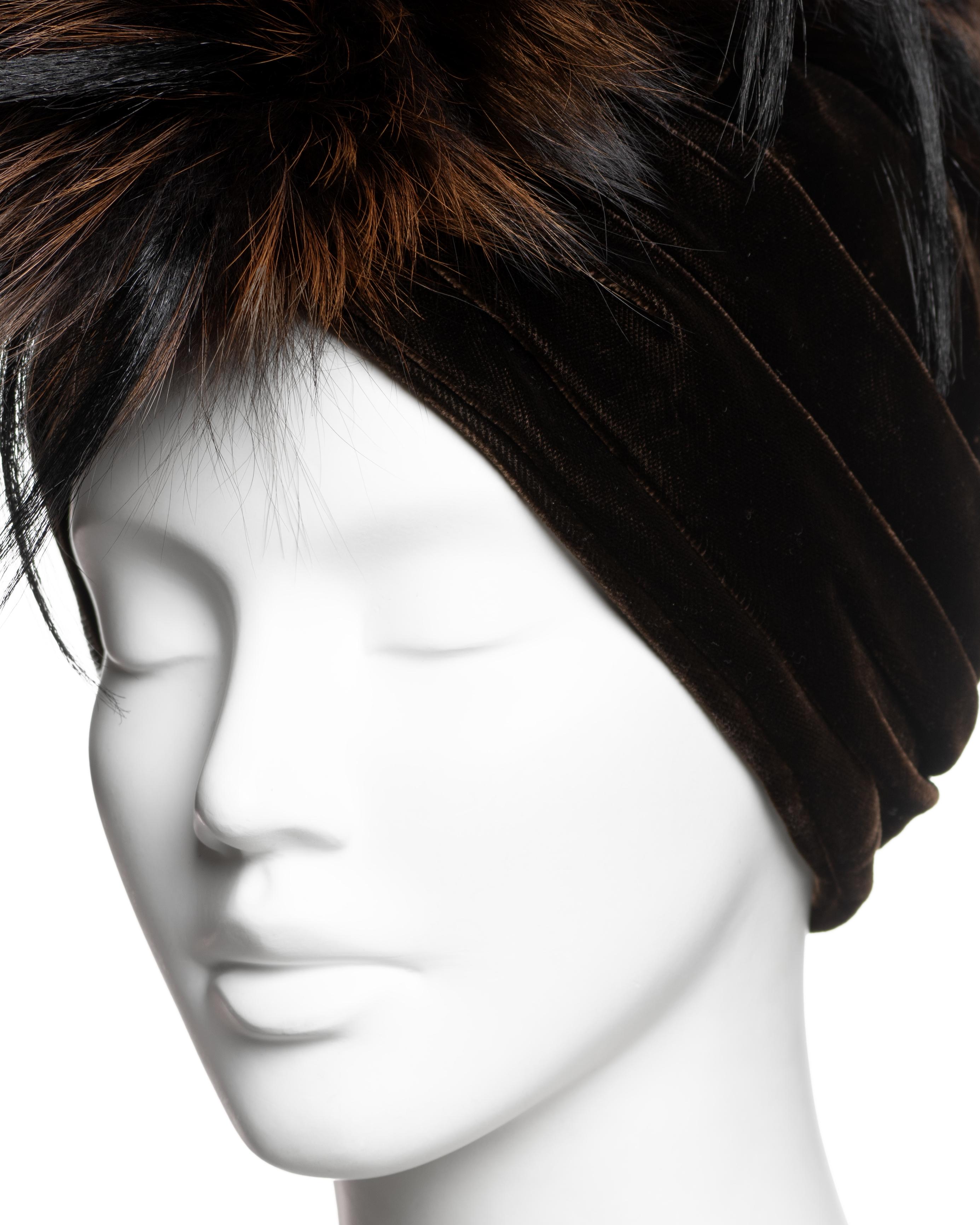 Nero Christian Galliano for Christian Dior, turbante in velluto marrone con cresta in pelliccia, AI 2007 in vendita