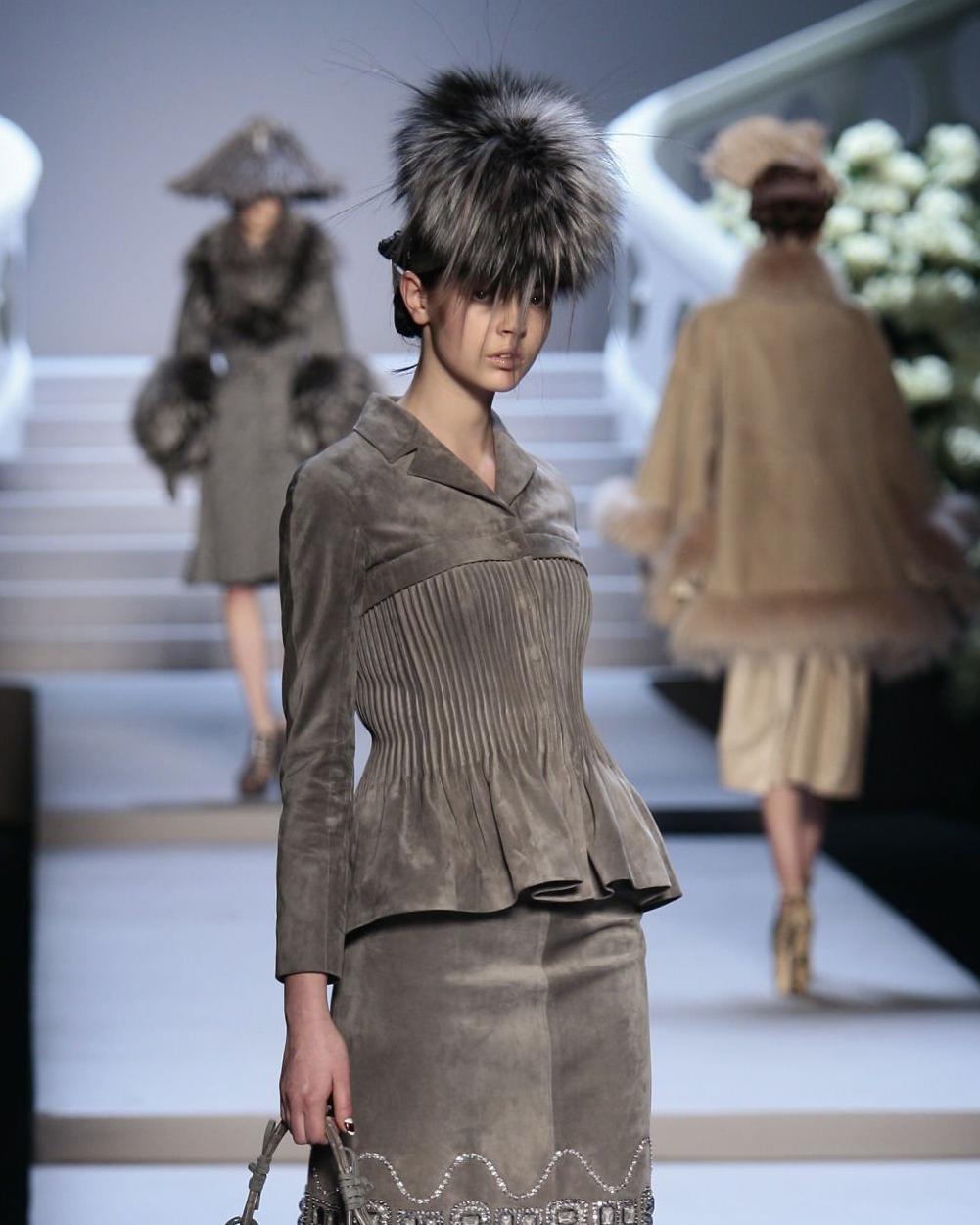 Christian Galliano for Christian Dior, turbante in velluto marrone con cresta in pelliccia, AI 2007 In condizioni ottime in vendita a London, GB