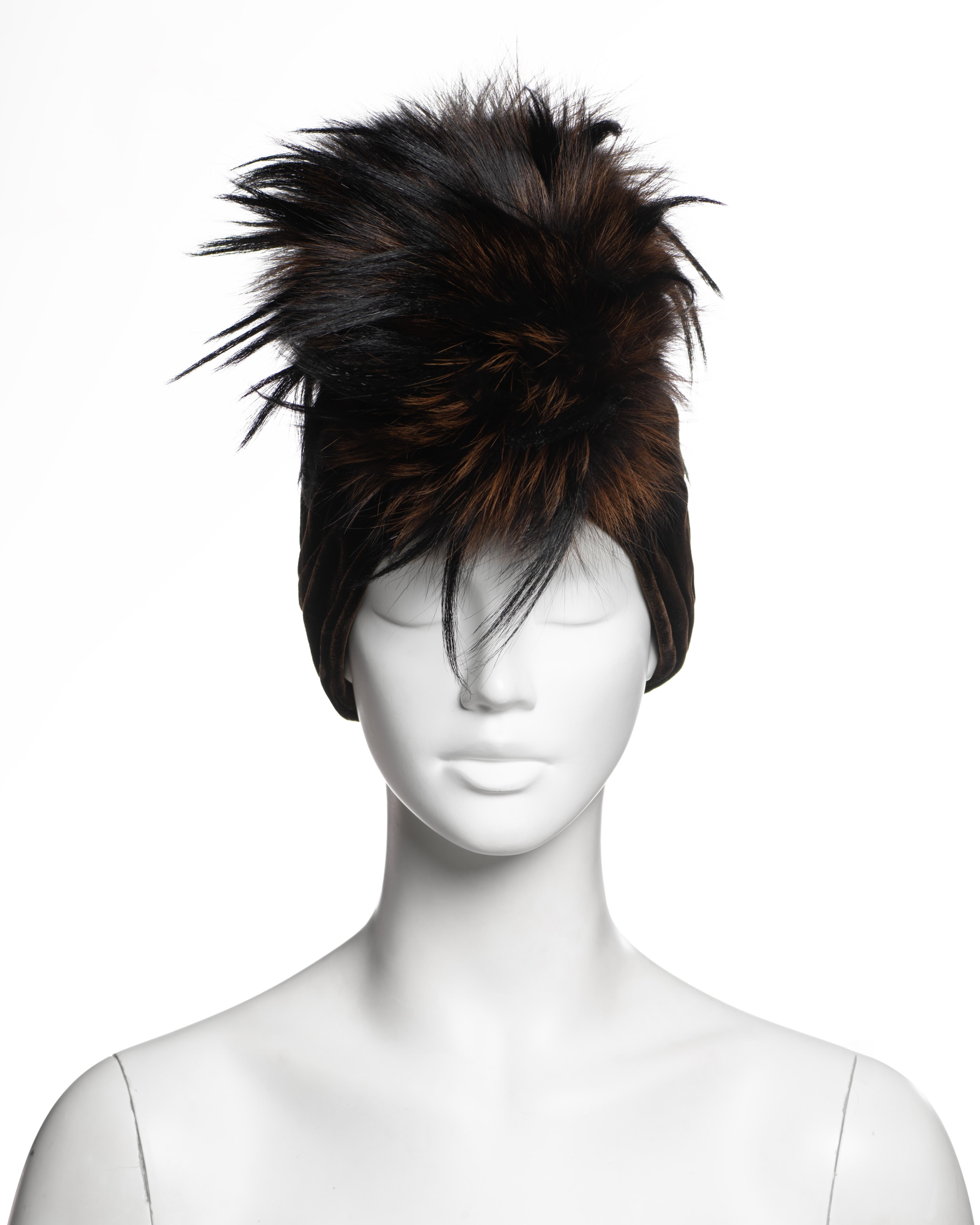 Donna Christian Galliano for Christian Dior, turbante in velluto marrone con cresta in pelliccia, AI 2007 in vendita