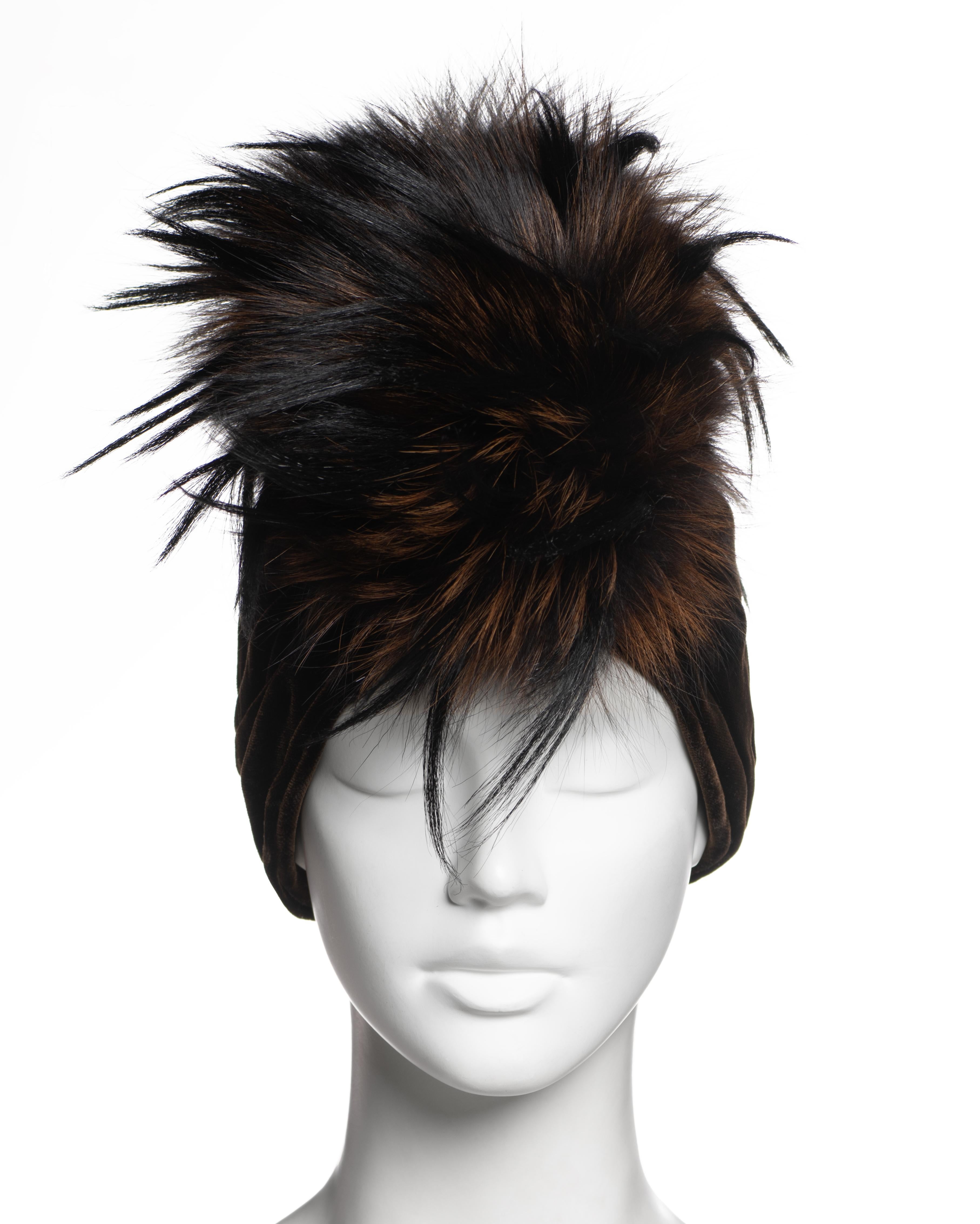 Christian Galliano for Christian Dior, turbante in velluto marrone con cresta in pelliccia, AI 2007 in vendita 1