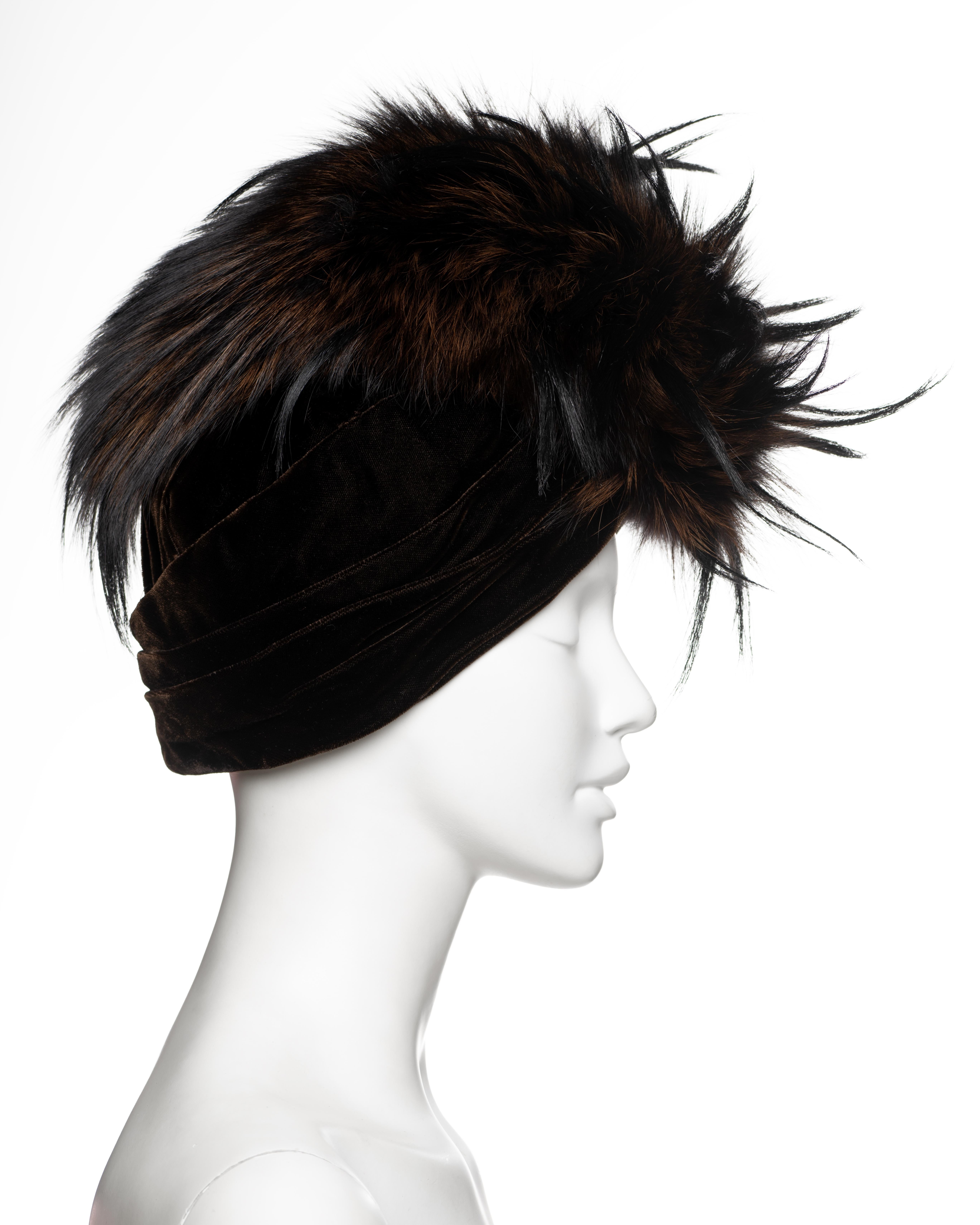 Christian Galliano for Christian Dior, turbante in velluto marrone con cresta in pelliccia, AI 2007 in vendita 4