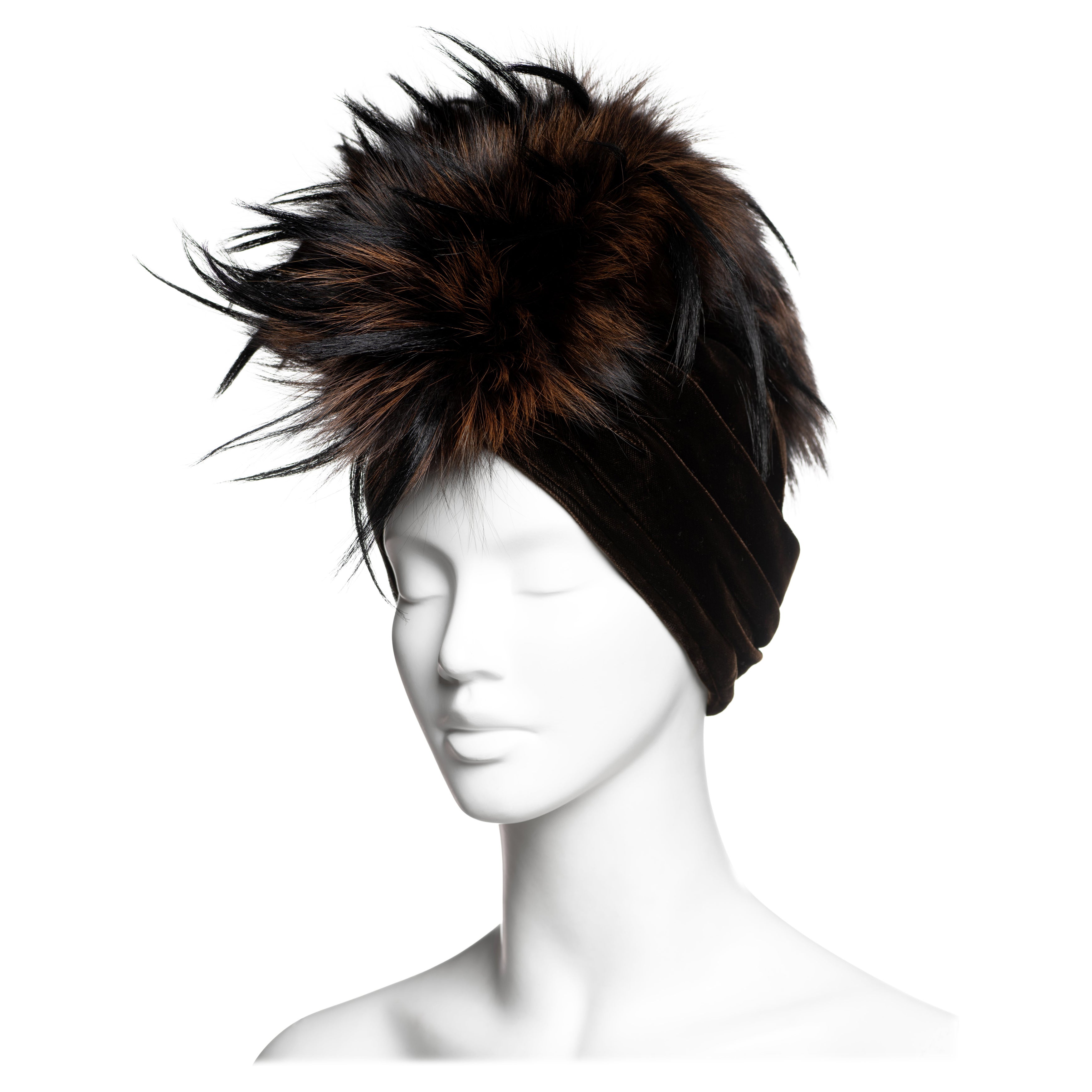 Christian Galliano for Christian Dior, turbante in velluto marrone con cresta in pelliccia, AI 2007 in vendita