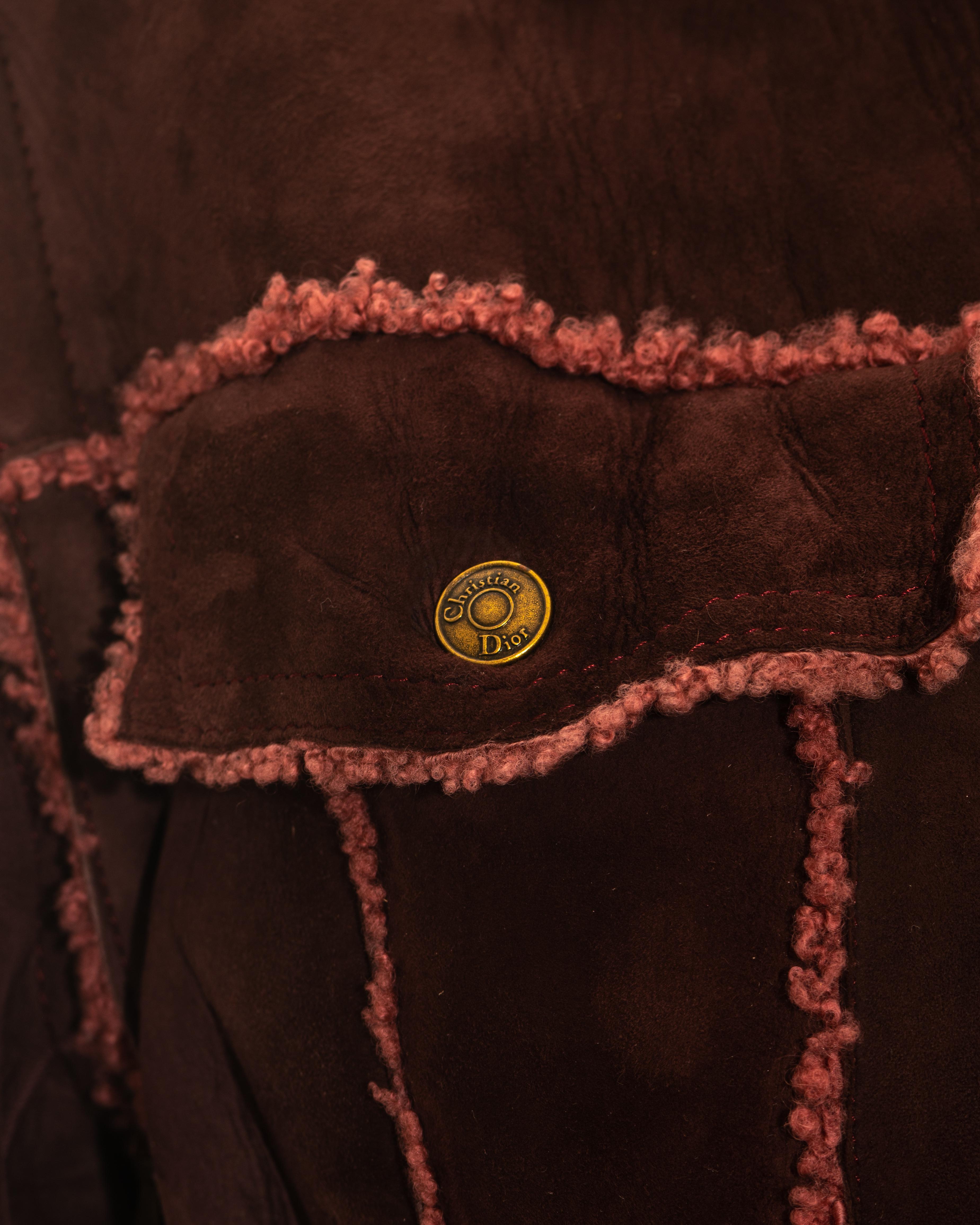 Christian Dior by John Galliano Burgunderfarbener Mantel aus Shearling, Herbst/Winter 2000 im Zustand „Hervorragend“ in London, GB
