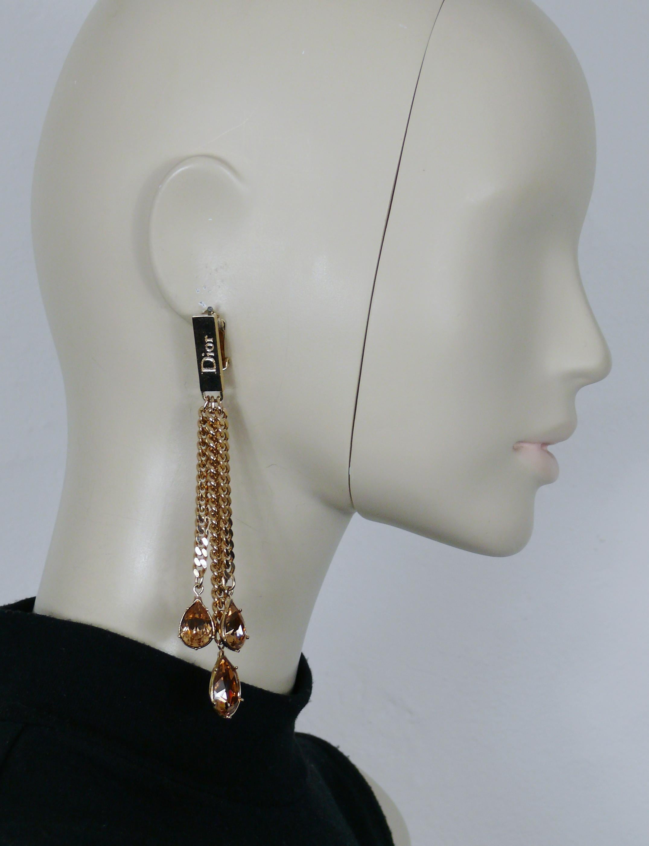 CHRISTIAN DIOR by JOHN GALLIANO dangling earrings (clip-on) featuring three chains embellished with pear-shaped crystals in amber color.

Color of the metal is, to our opinion, a shade of antique gold.

Embossed DIOR.

Indicative measurements : max.