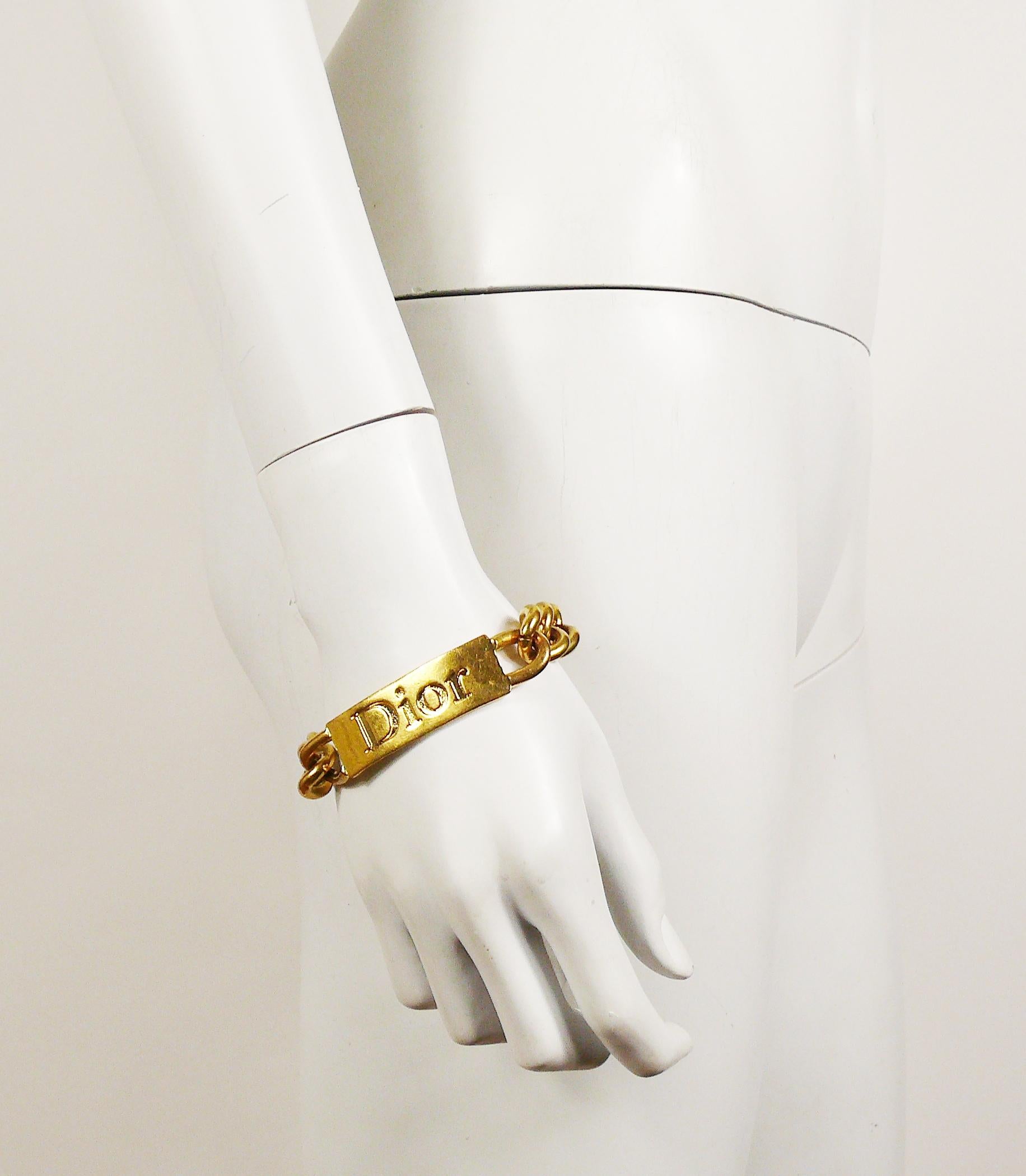 CHRISTIAN DIOR chunky gold toned bracelet featuring curb links and ID tag embossed DIOR.

Early 2000s JOHN GALLIANO era.

Embossed DIOR ©.

Indicative measurements : length approx. 20 cm (7.87 inches)  / link width 1.5 cm (0.59 inch).

JEWELRY