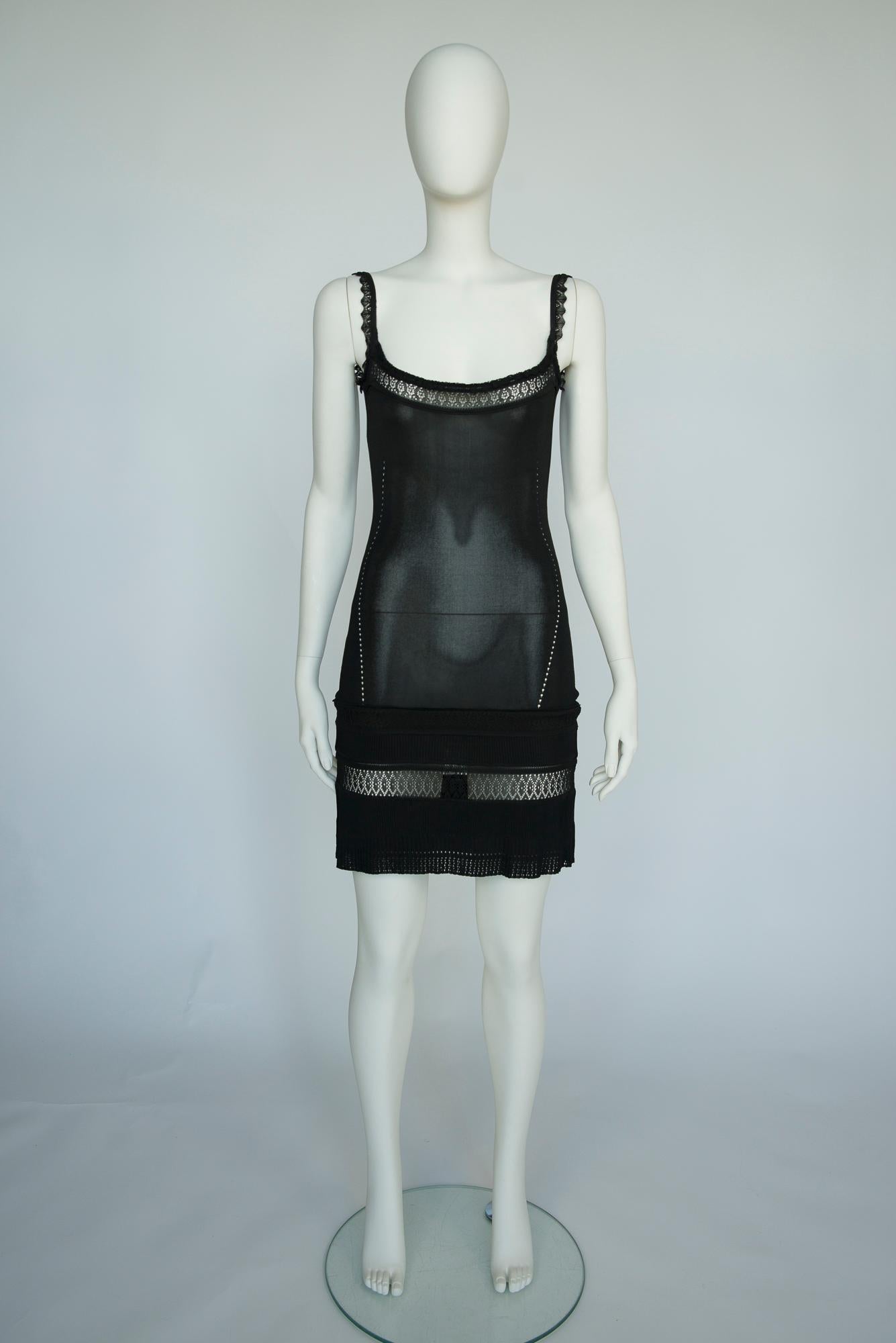 Cette robe unique Christian Dior by John Galliano, printemps-été 1998, est tricotée pour une coupe ajustée à la silhouette avec des détails crochetés, montrant la peau aux bons endroits. Le décolleté plongeant et les bretelles à volants crochetés