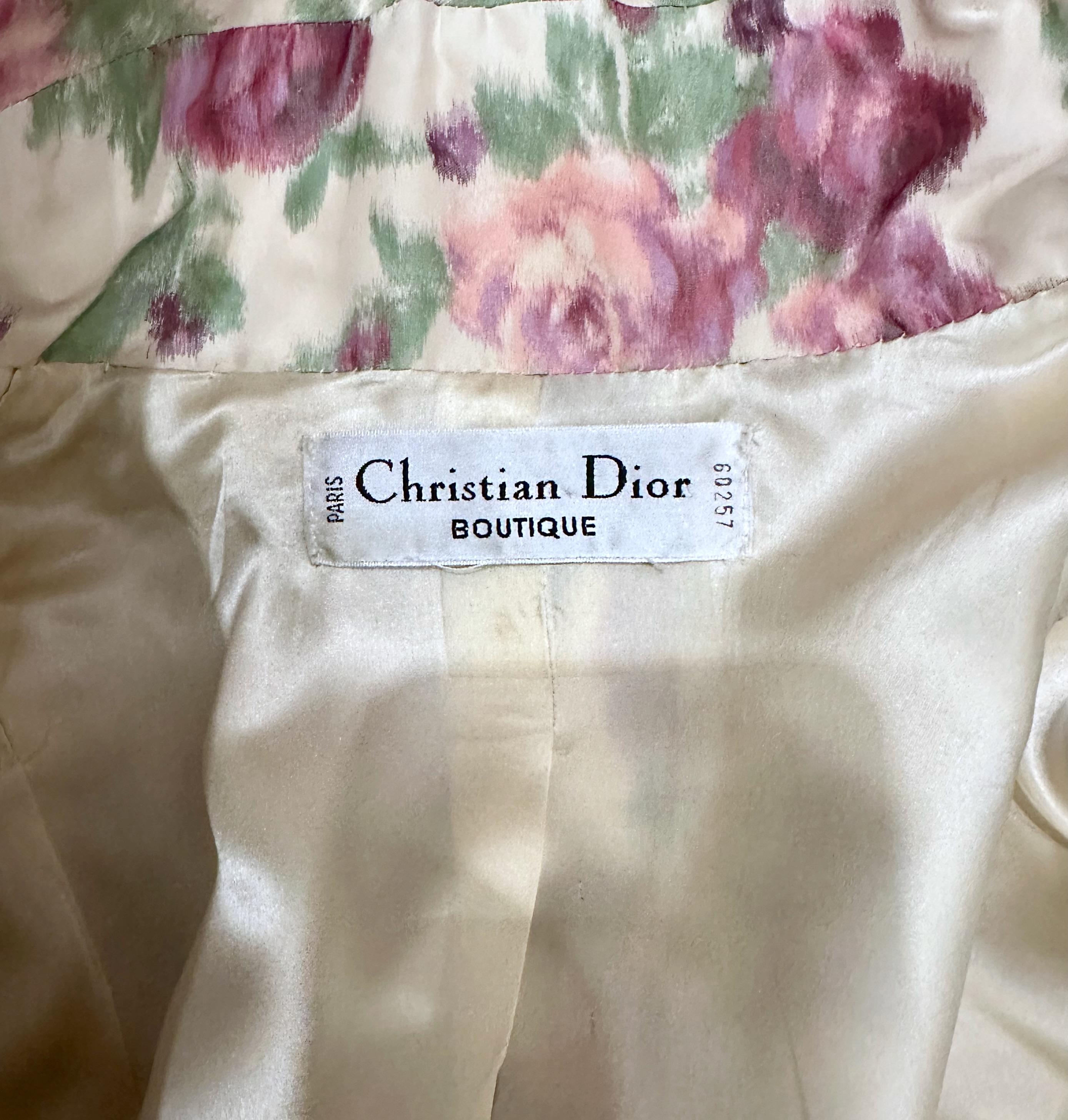 Esta chaqueta Christian Dior de segunda mano pero nueva es única y rara de encontrar. Fue diseñado por John Galliano en 1998 e inspirado en el original del Sr. Christian Dior, parte de la exposición 
