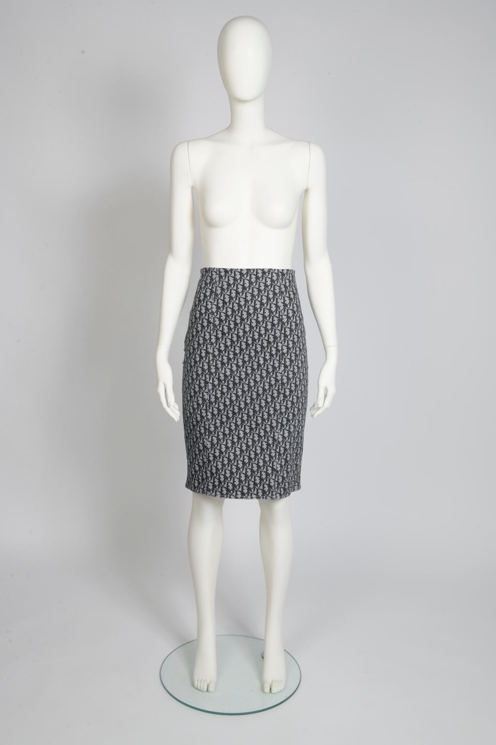 Incredibly wearable though with the Galliano twist, this pencil skirt will be a classic in your wardrobe. Cut from stretchy cotton (98%) and lycra (2%) in a thigh-skimming fit, this knee-length skirt is made of the iconic 